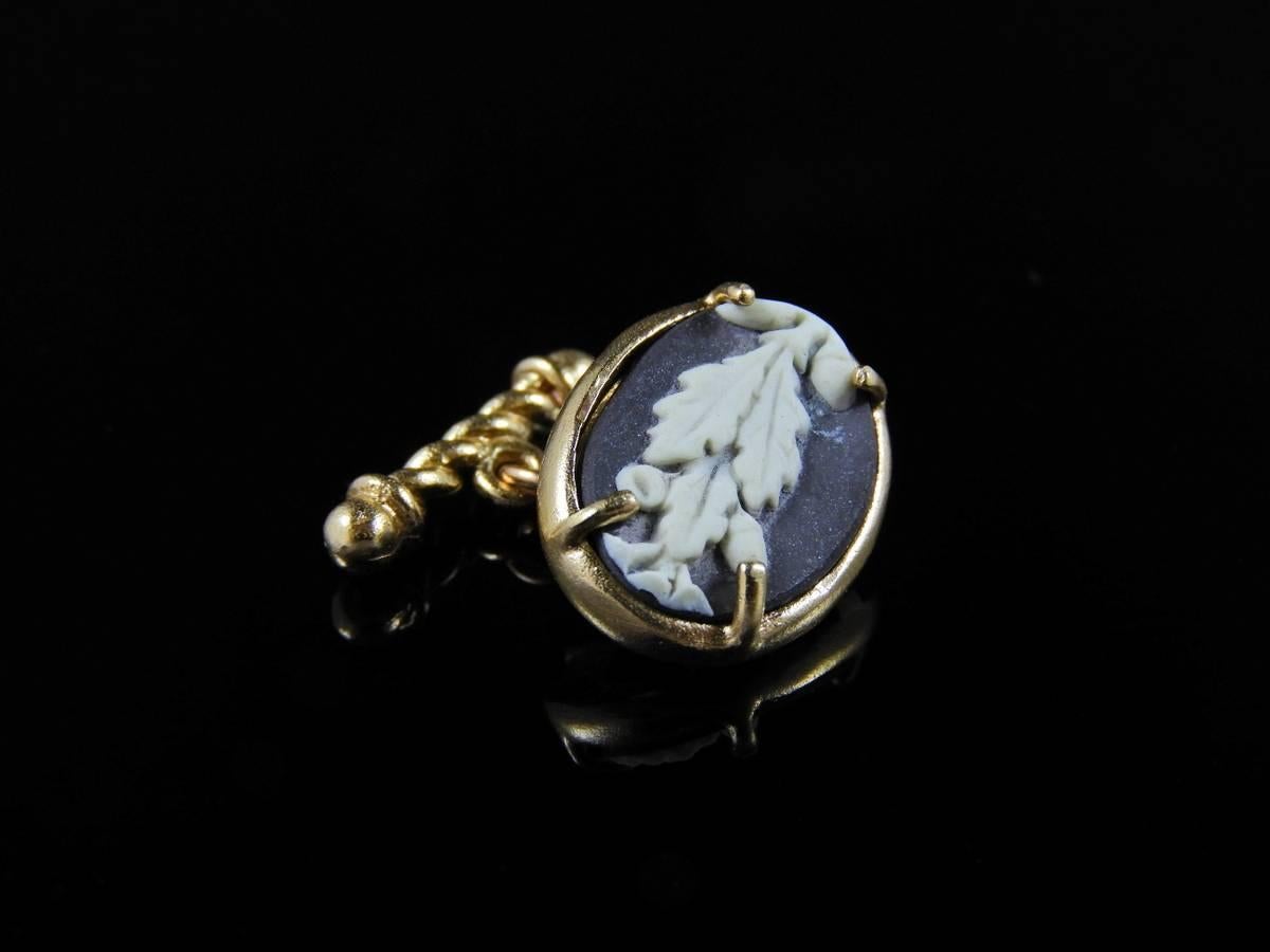 pair of cuff links made in Florence by goldsmith craftman and marked Patrizia Daliana, a contemporary italian jewelry designer. The inserts are made of vintage wedgwood porcelain