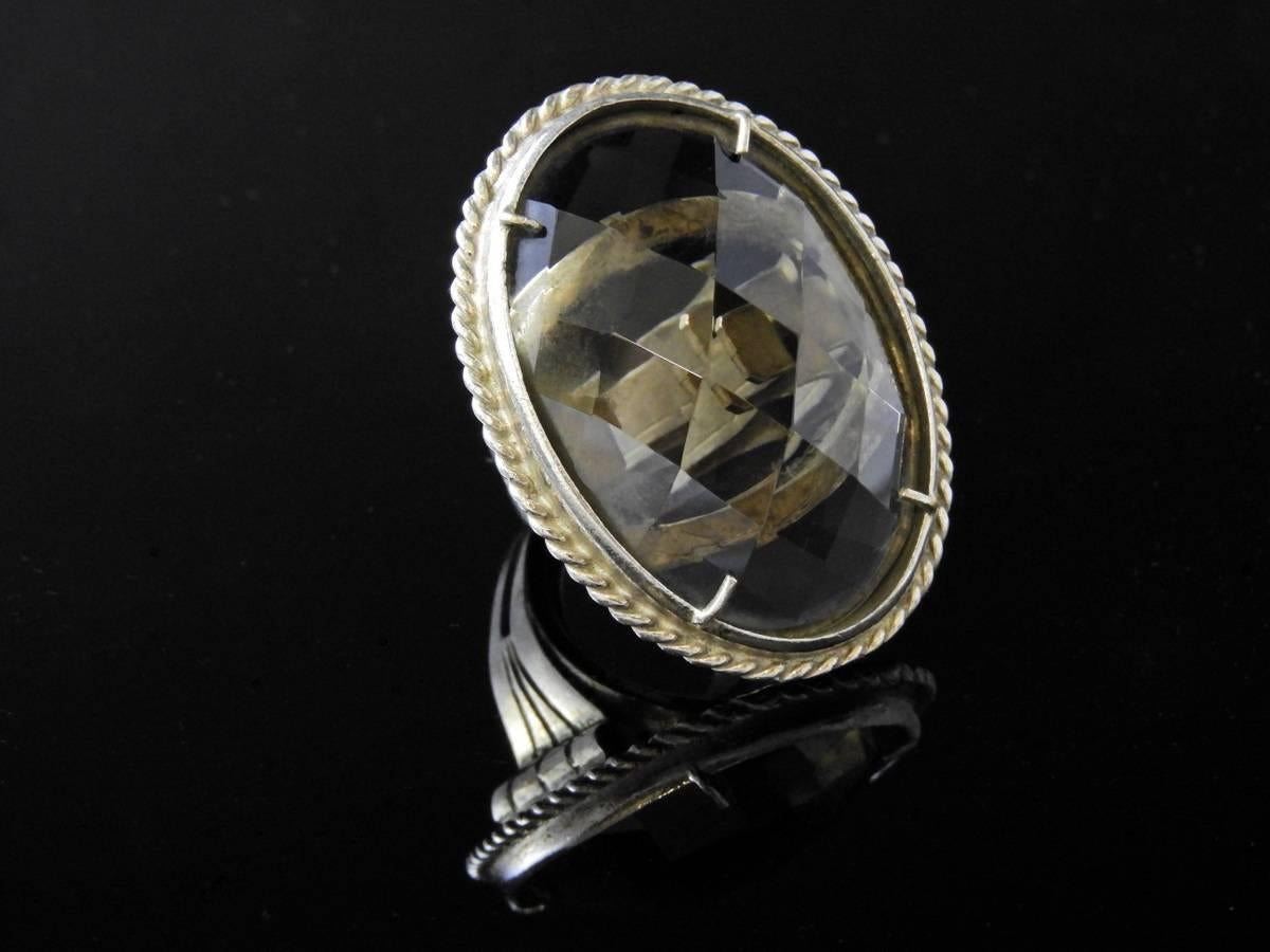silver plate and faceted grey Murano glass ring from the rope collection. Inside the ring is placed an hard spring in order to adapt the ring to any finger size.
Murano Glass piece has been cut by an expert craftman. Ring is made in Florence by