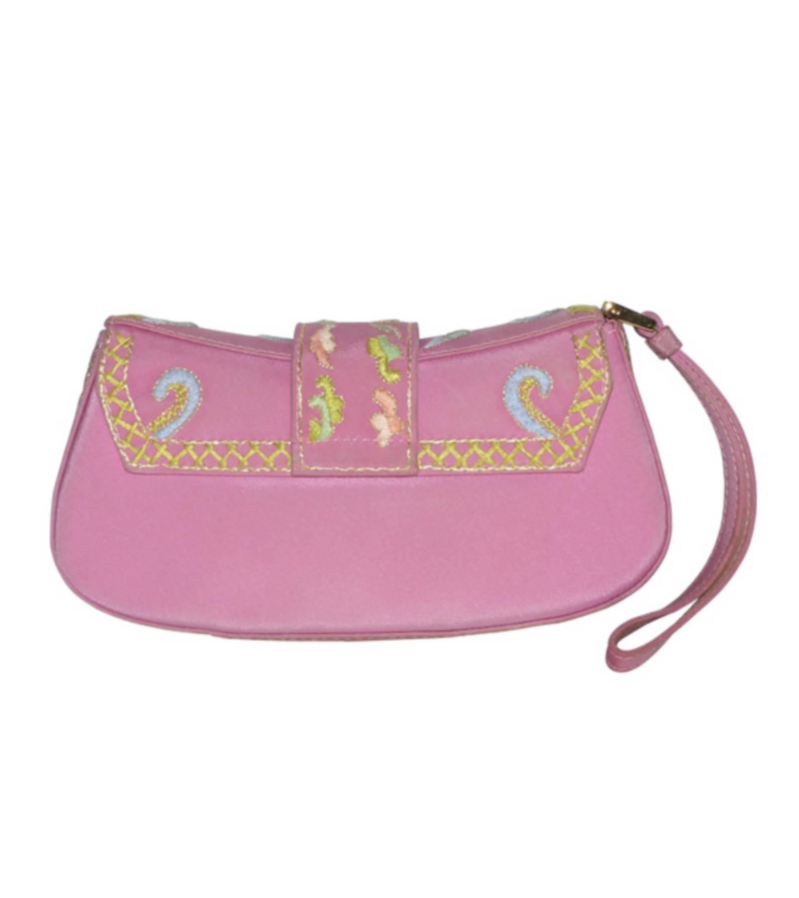 Lovely pink canvas pouch with silver embroidery and multicolored flowers.
Flap closure and pressure.
Anse to wear on the wrist.
1 small open inner pocket
Tonal nylon lining.
Numbered plate 0002
Good Condition
The fabric has some very fine