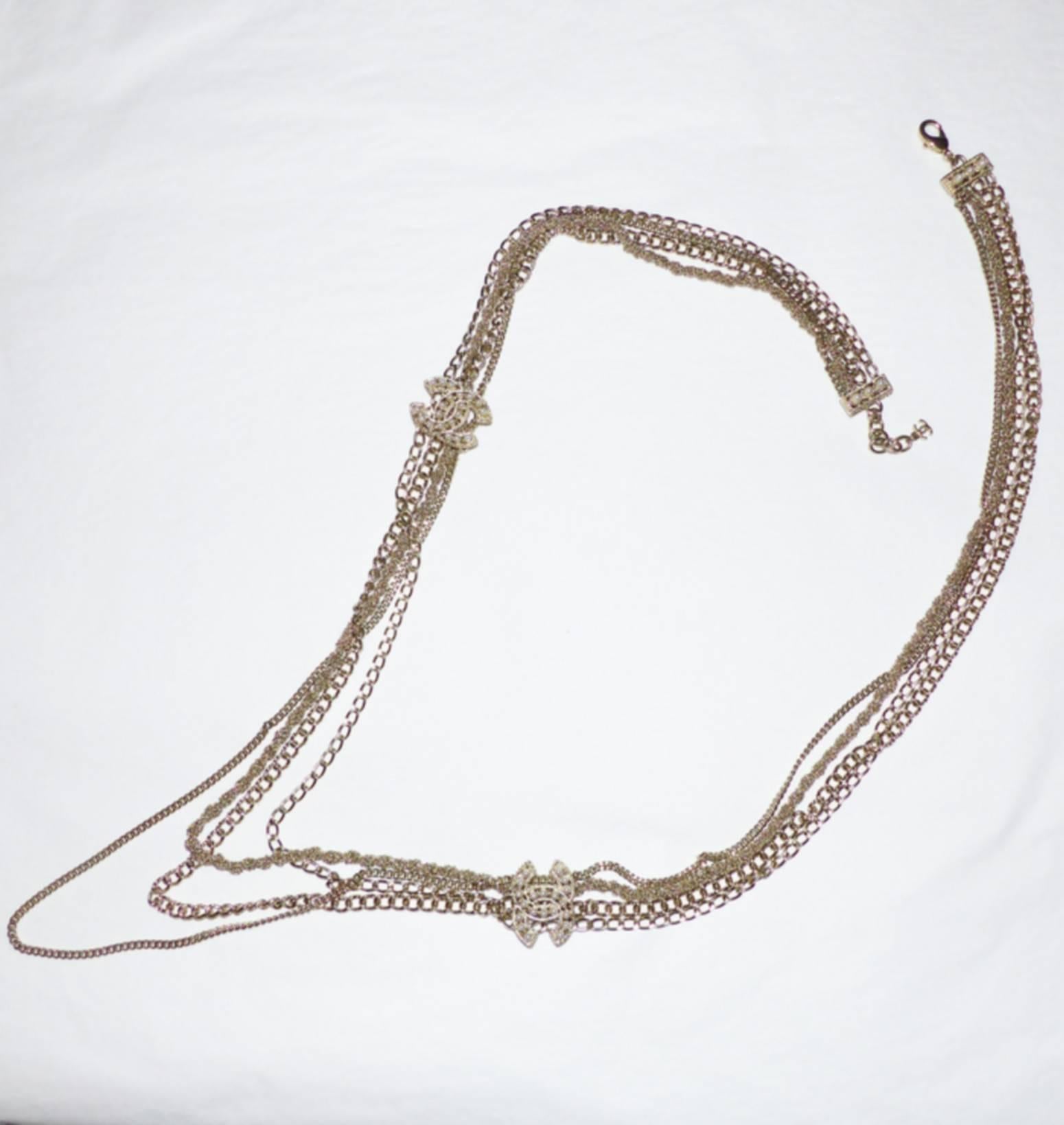Beautiful Chanel sautoir necklace in light golden brushed metal
2016 Collection - Limited Edition
Multi link chain, gourmet and braided
2 large chanel double C thick embellished with ivory pearls
Lobster and chain closure
Chanel signature