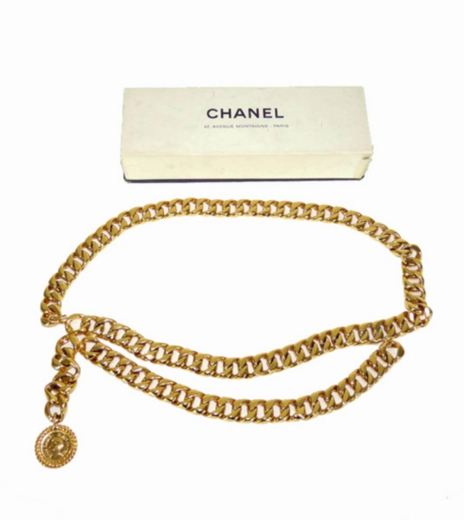 A classic Chanel 
Beautiful belt with big golden metal links.
Double row before.
Double-faced effigy with the effigy of Coco Chanel
Free hanging at all points of the chain.
Chanel punch.
Waist up to 80 cms
Good condition
Delivered with its box