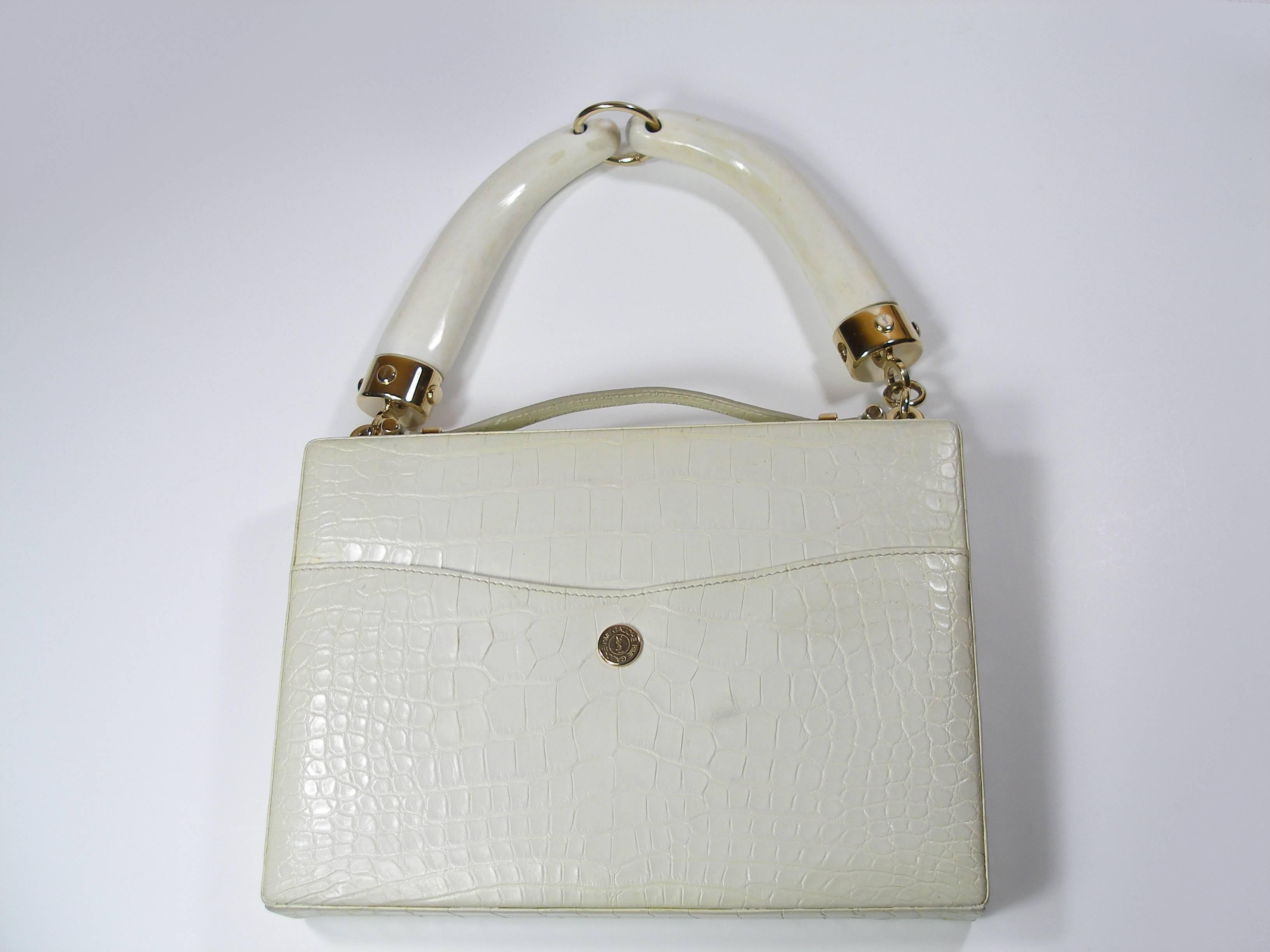  Vintage and Collector Alligator Bag 
Tom ford pour Yves Saint Laurent
 Mombasa Bag 
 Alligator and Horn
 Gold Plated Hadware
 Please note : Bag to restore  /   Condition : used -
 -the alligator leather has yellowed
 -missing a rivet on the handle
