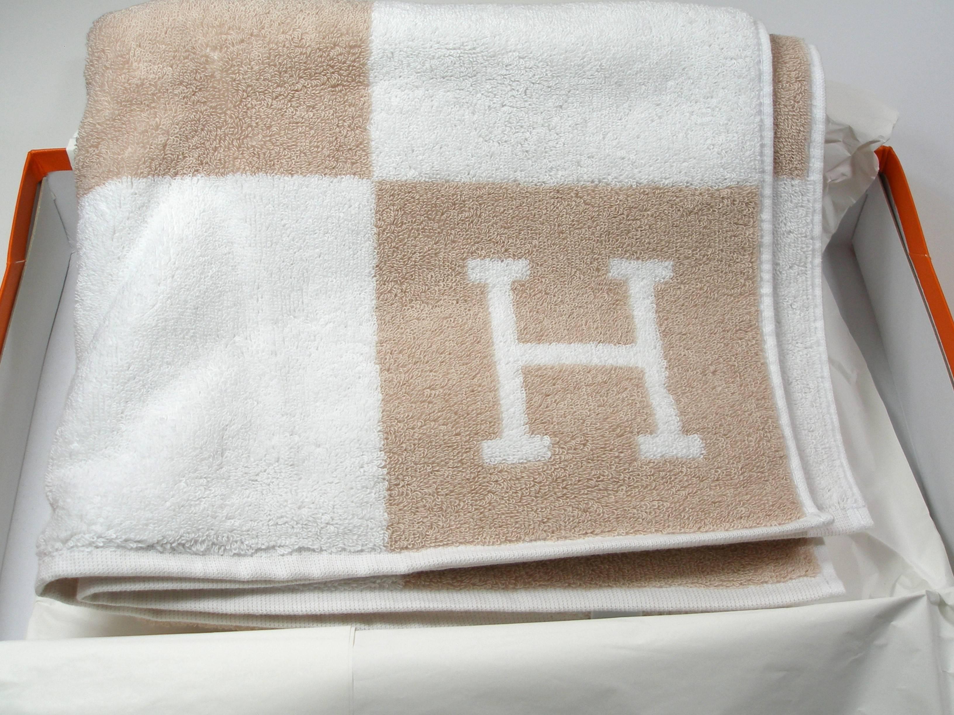 Difficulte to find in Hermès shop 
AVALON Face Towel 
100% combed cotton
Dimensions : 99 x 57 cm or 38.97 x 22.44 inches
Color : Créme and Noisette
Its comes with Hermès box and Ribbon for Xmas
READY TO SHIP !
Thank you for visiting my shop