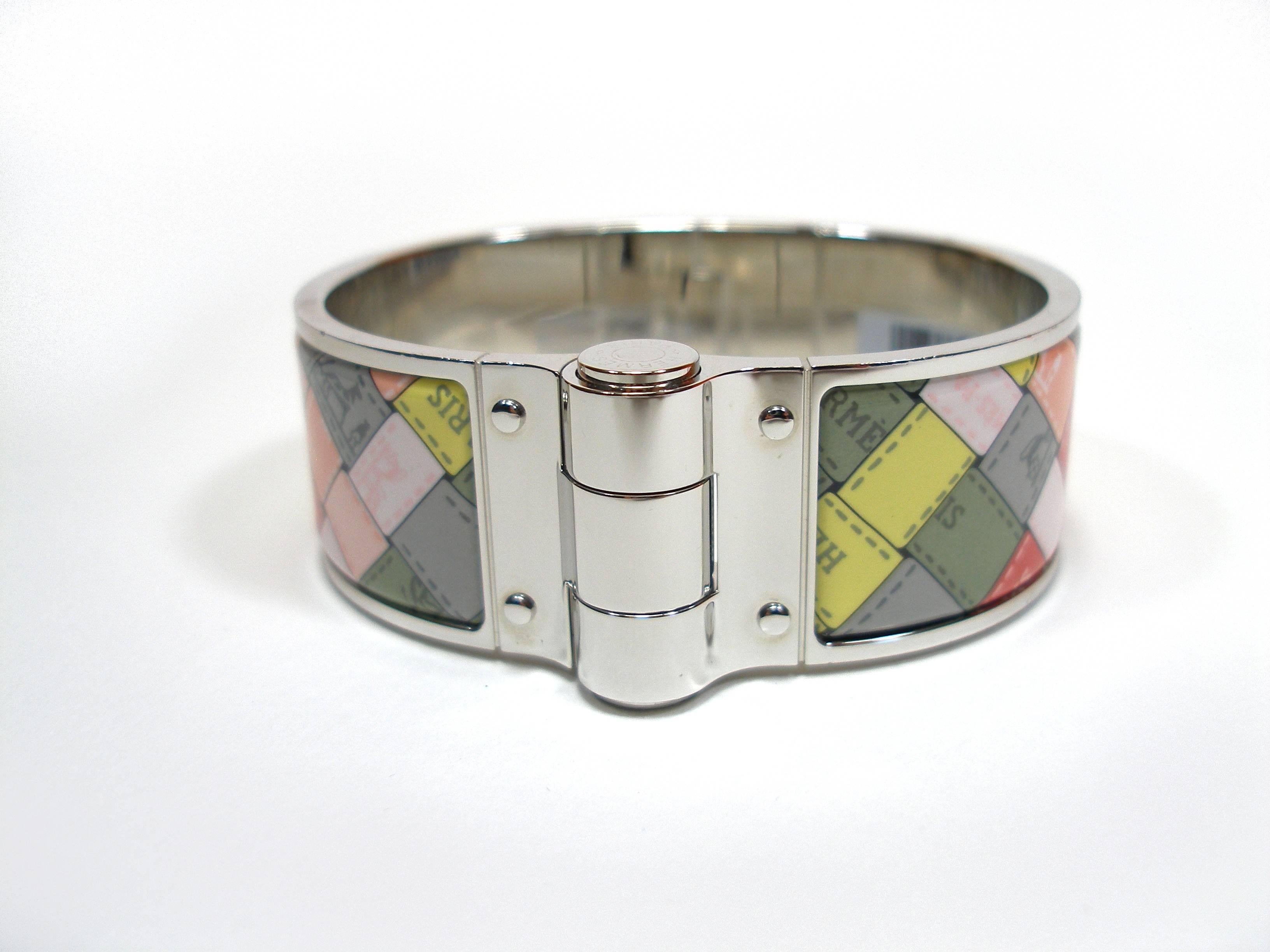 New Collection Hermès 
Hermes hinged bracelet in printed enamel
Palladium plated hardware 
Bolduc au carré Romantique
Diametre inside : approx 6 cm or 2.36 inches
It's comes with Hermès shopping bag Hermès and ribbon for XMAS
INTERNATIOANALS BUYERS