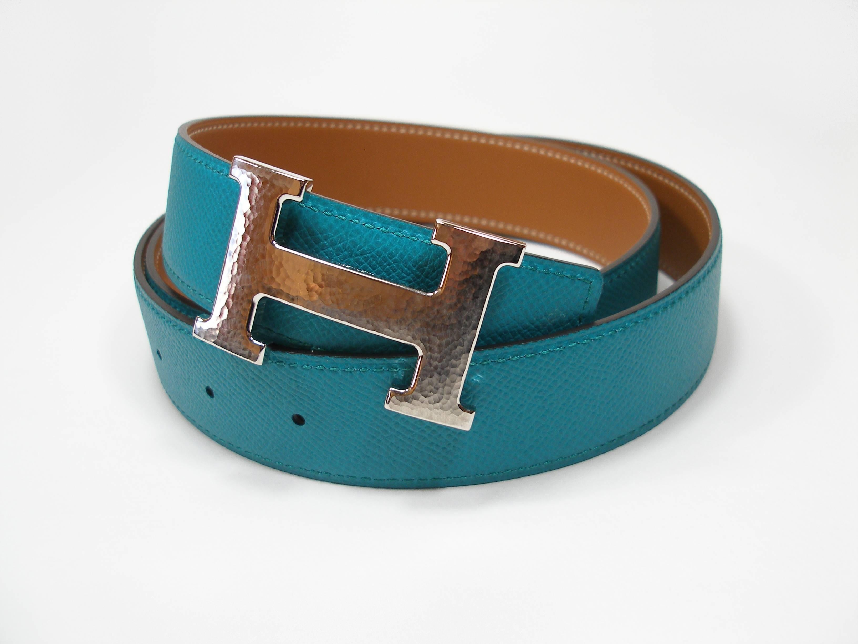 CLASSIQUE and INTEMPOREL 
Hermès 32mm belt in classic Gold / Bleu Paon Barenia /Epsom calfskin leather strap with silver H Constance Martelé 
Stamp  : X 
Size : 90 cm 
Its comes with Hermès box and ribbon for XMAS
Retail price : 870 usd