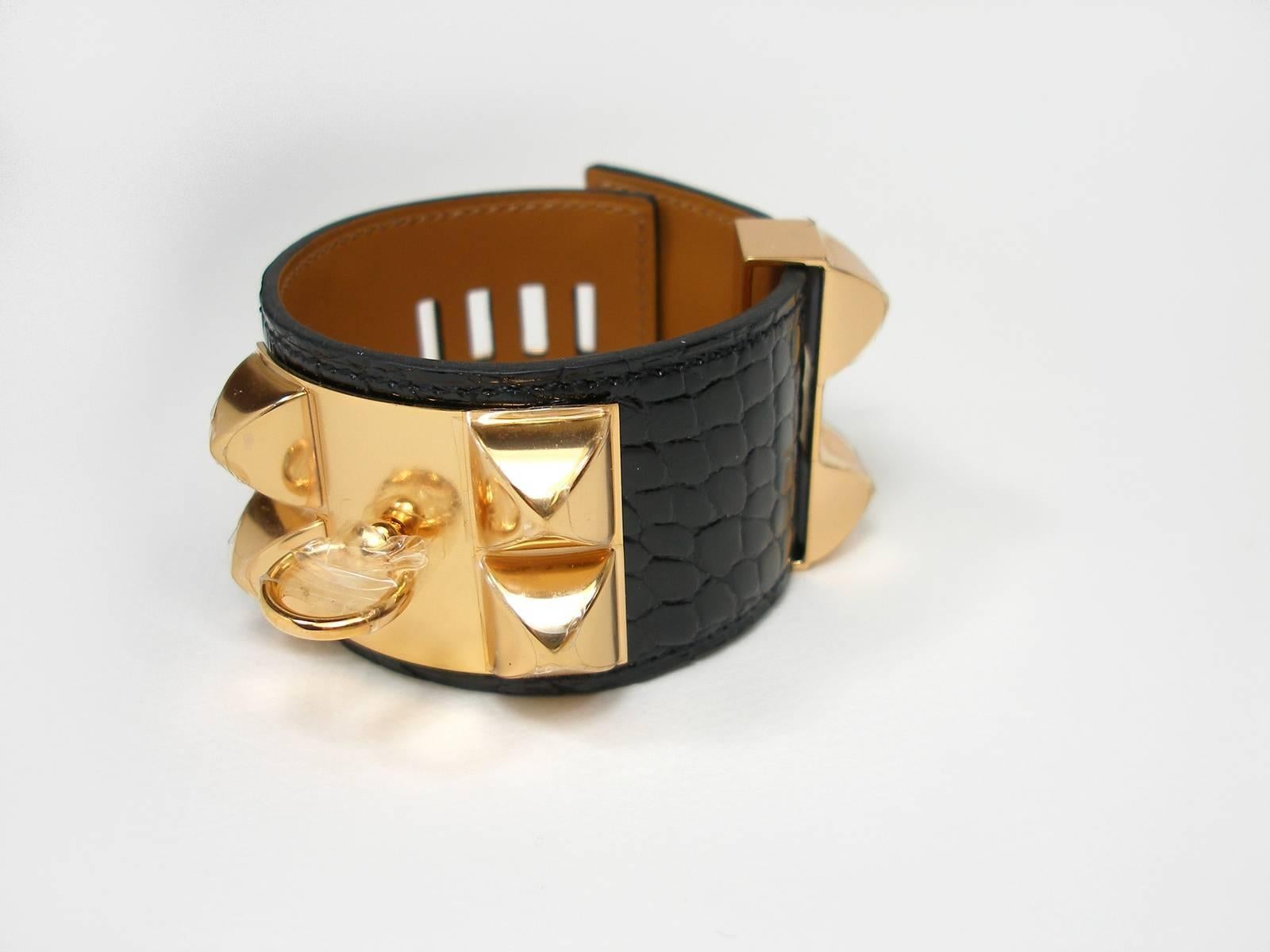Hermès bracelet in shiny Alligator leather 
Gold plated hardware ( pink gold plated )
Difficile to find in this finition
Color : Black
Small Size : S 
Adjustable
4 possibilités 16 cm à 19 cm or 6.29 to 7.48 inches 
Width : 4 cm 
Year X - Production