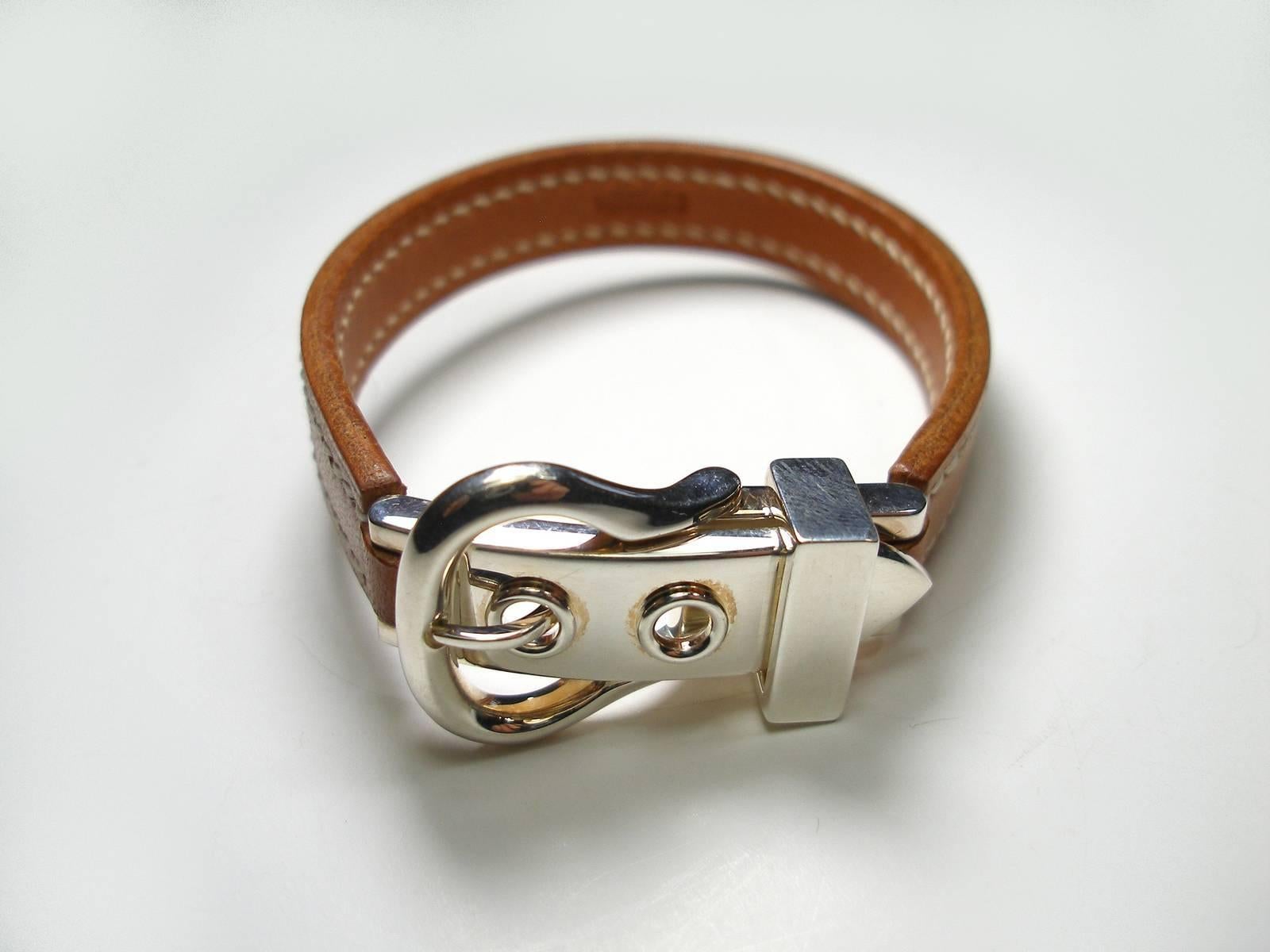 Hermès Bracelet Unisex
But this one's a big size ( for men ) 
Collection sold out in shop 
Made in France 
For a wrist of 18 and 19 cm gold 
2 attachment options
Width 1.2 cm 
Production I in the square / Year 2005 
Very Good condition , please look