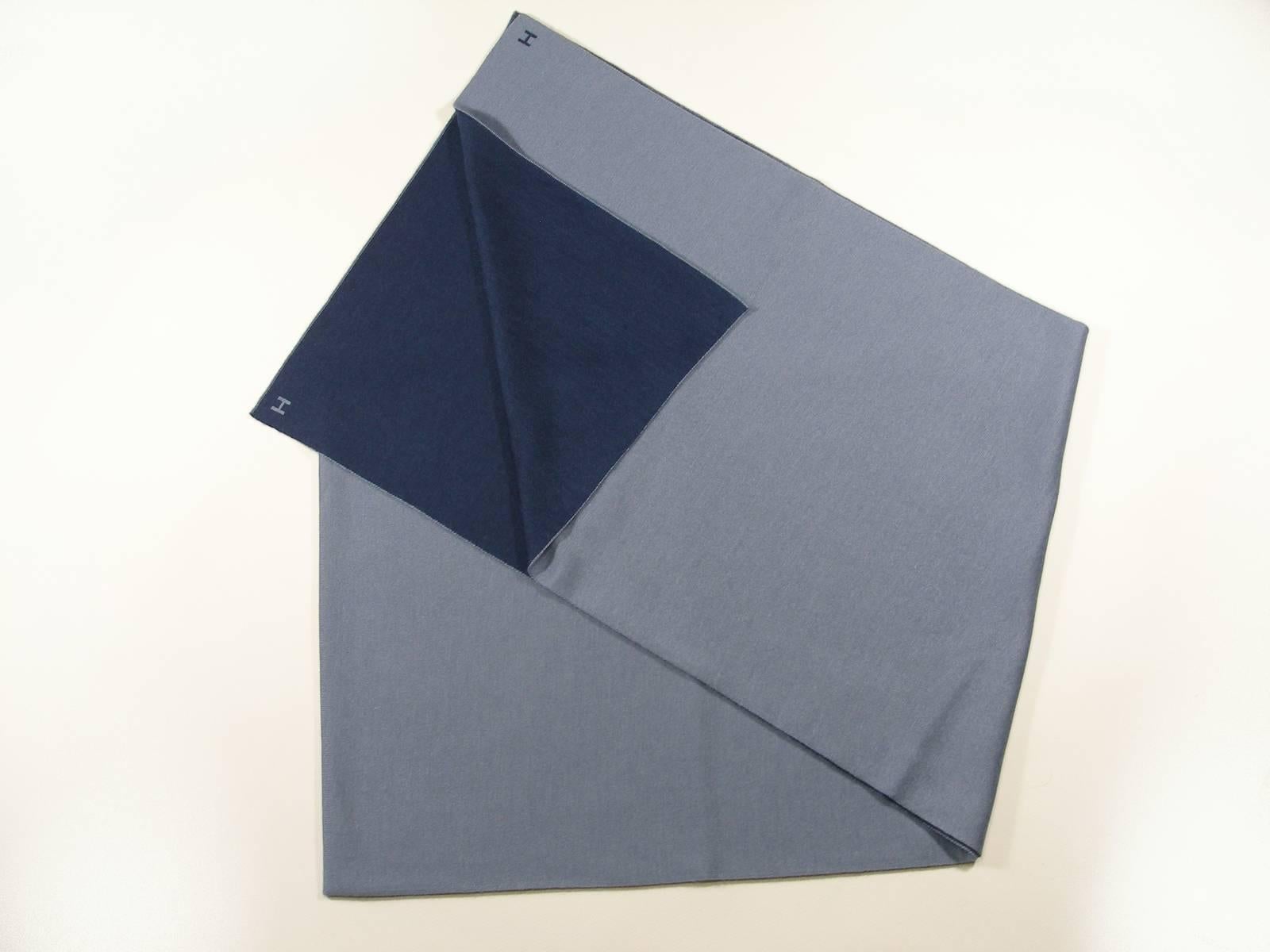 Classique Scarf for Men Aller / Retour
Color : bleu gris réservible bleu océan
Absoluty Brand New
RTP : $540
Cashmere and Silk 
70% cashmere, 30% silk
Measures 11.8'' x 71