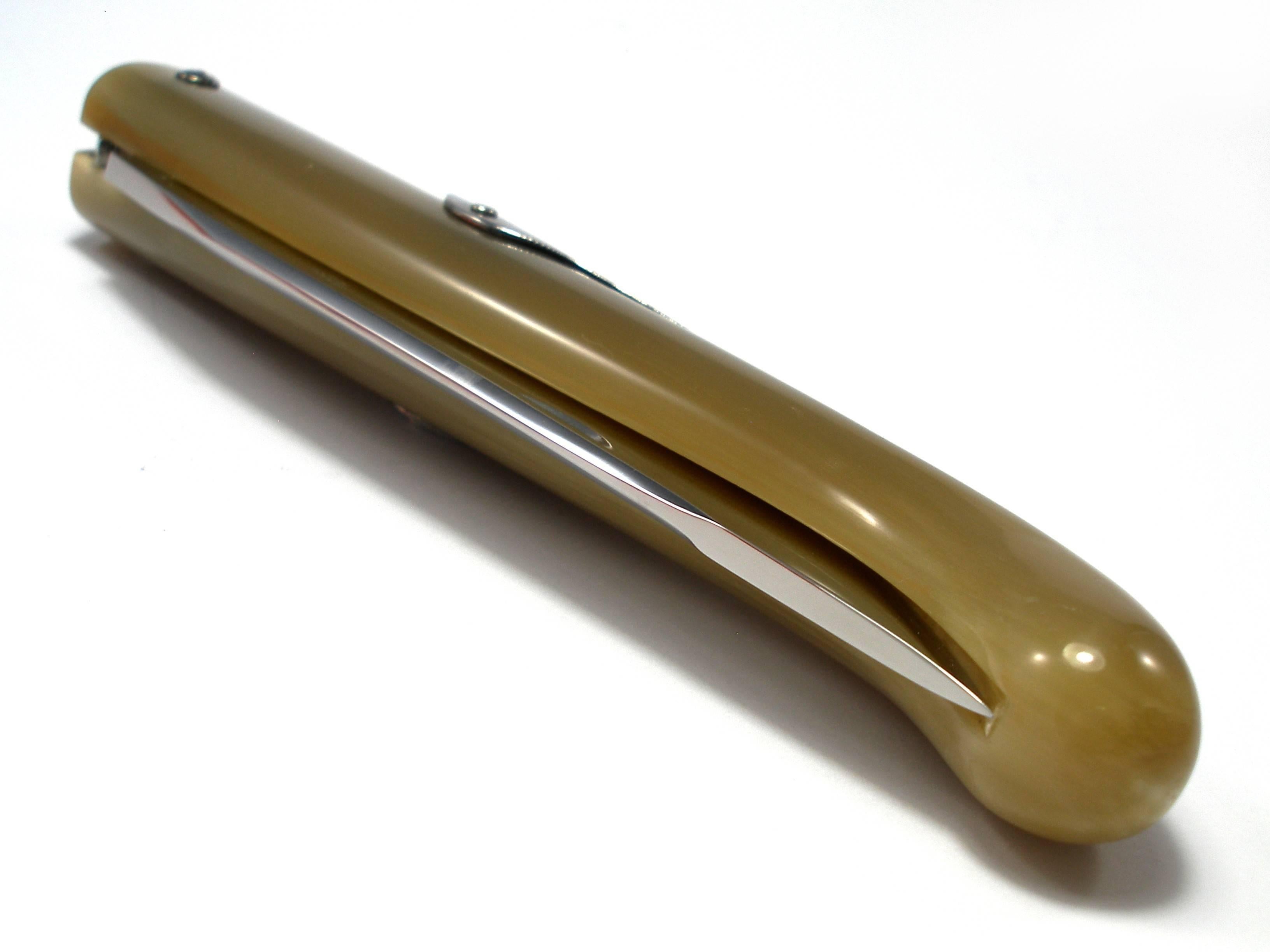 Colletor 
Coque en corne de buffle avec outils en acier inoxydable.
Le couteau a été fabriqué par Jacques Mongin.
Longueur - 19cm (environ). 
Livré dans une boîte Hermès avec un ruban Hermès.