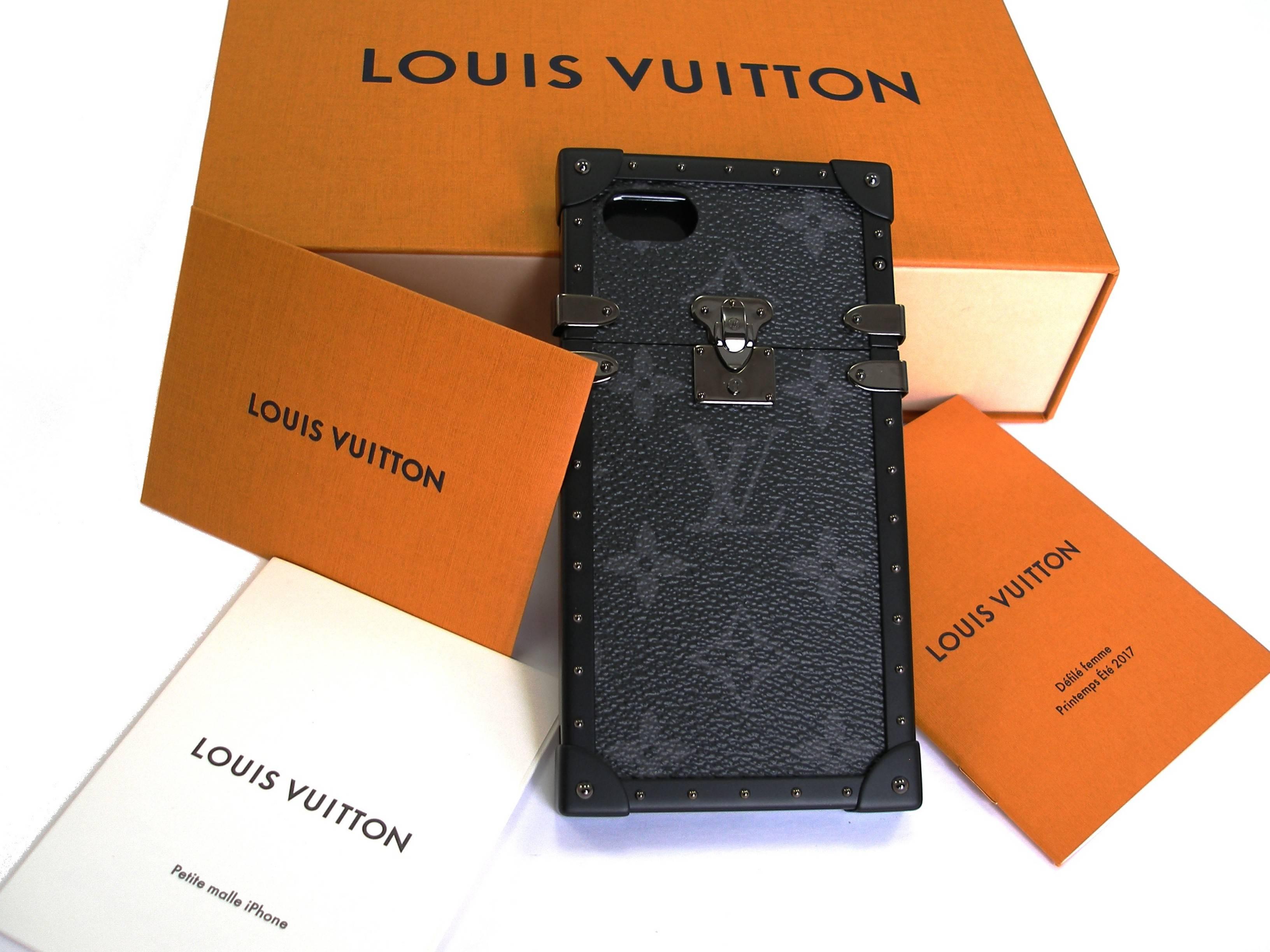 Louis Vuitton Eye-Trunk I Phone 7 eclipse Petite Malle BNIB Original receipt In New Condition For Sale In VERGT, FR