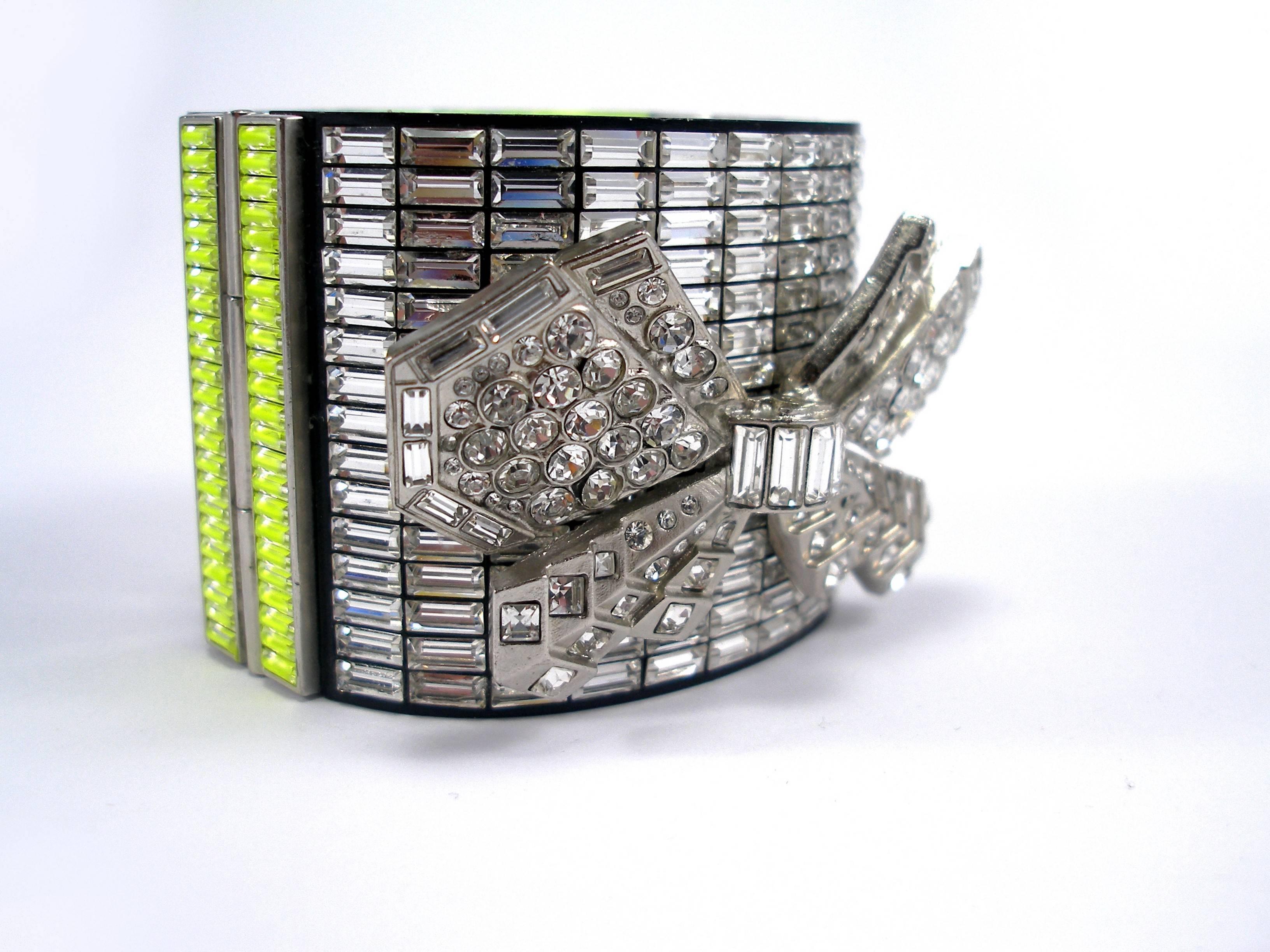 Incredible cuff set with baguette rhinestones from the Paris Singapore collection. Enamelled in fluorescent yellow.
Seen in the parade chanel
Rétail price  3900€.
its comes with Chanel box and ribbon 
Thank you for visiting my shop ! 

