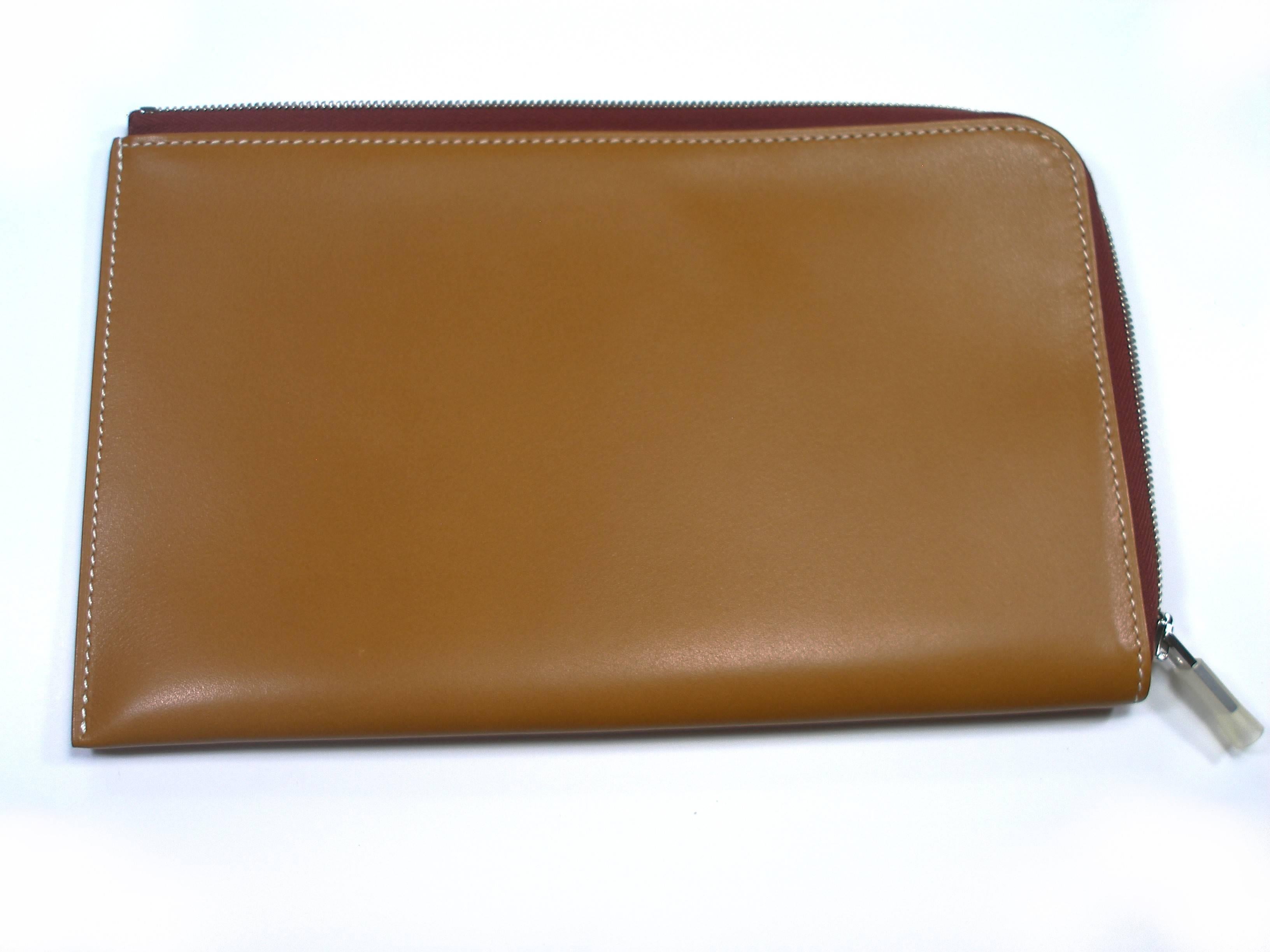 RARE wallet REMIX TENOR duo Hermès

GRAND MODELE

Cuir : veau butler / epsom

Couleur : naturel / rouge hermès

Année : T

Attribut en laiton palladié

Dimensions/  : 25 L  X 15 H  cm

Sorry no Hermès box  , its comes with Hermès shoping bag &