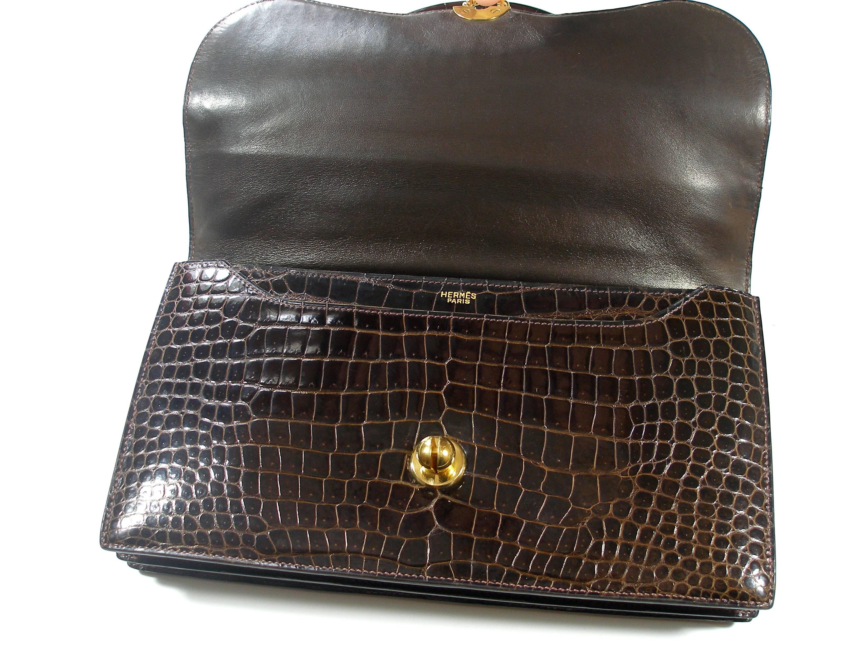 Wonderfull Hermès Vintage Bag
Crocodile Leather
Color : Brown
Gold plated Hadware
Year : 1960 
No code date inside
100 % AUTHENTIC 
No box , no dustbag 
Attention : please note 
Sewing of a bellows torn on 1 cm
The bag is in very good condition