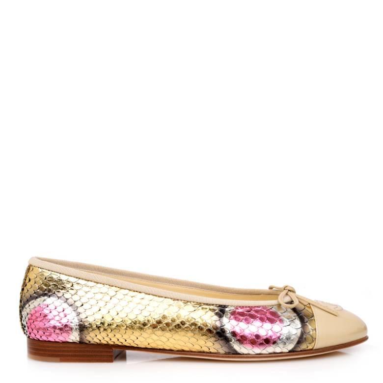 Beautiful New With Box CHANEL
This is an authentic CHANEL Shiny Multicolor Python and Leather Ballerinas Flats. These beautiful pair of shoes are made with luxuriously multicolored python leather and lamb leather. There´s a girly bow in front of the