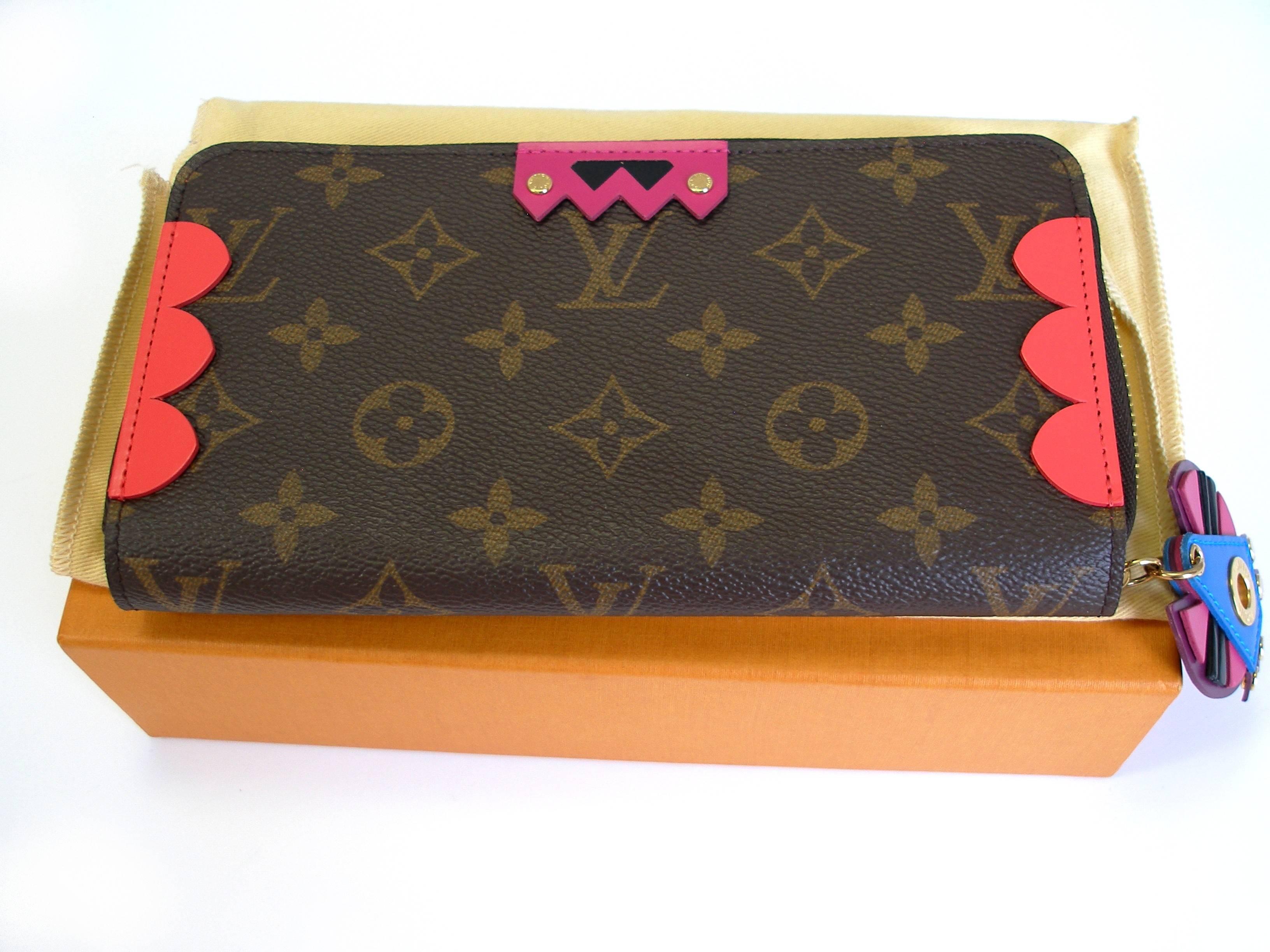 BRAND NEW / COLLECTOR EDITION LIMITED
Louis Vuitton Monogram Totem Zippy Wallet
Code date inside 
Dimensions : 19 X 10 X 2 cm 
Its comes with Box LV and dustbag

Introducing the Louis Vuitton Monogram Totem Collection. This capsule edition is Louis