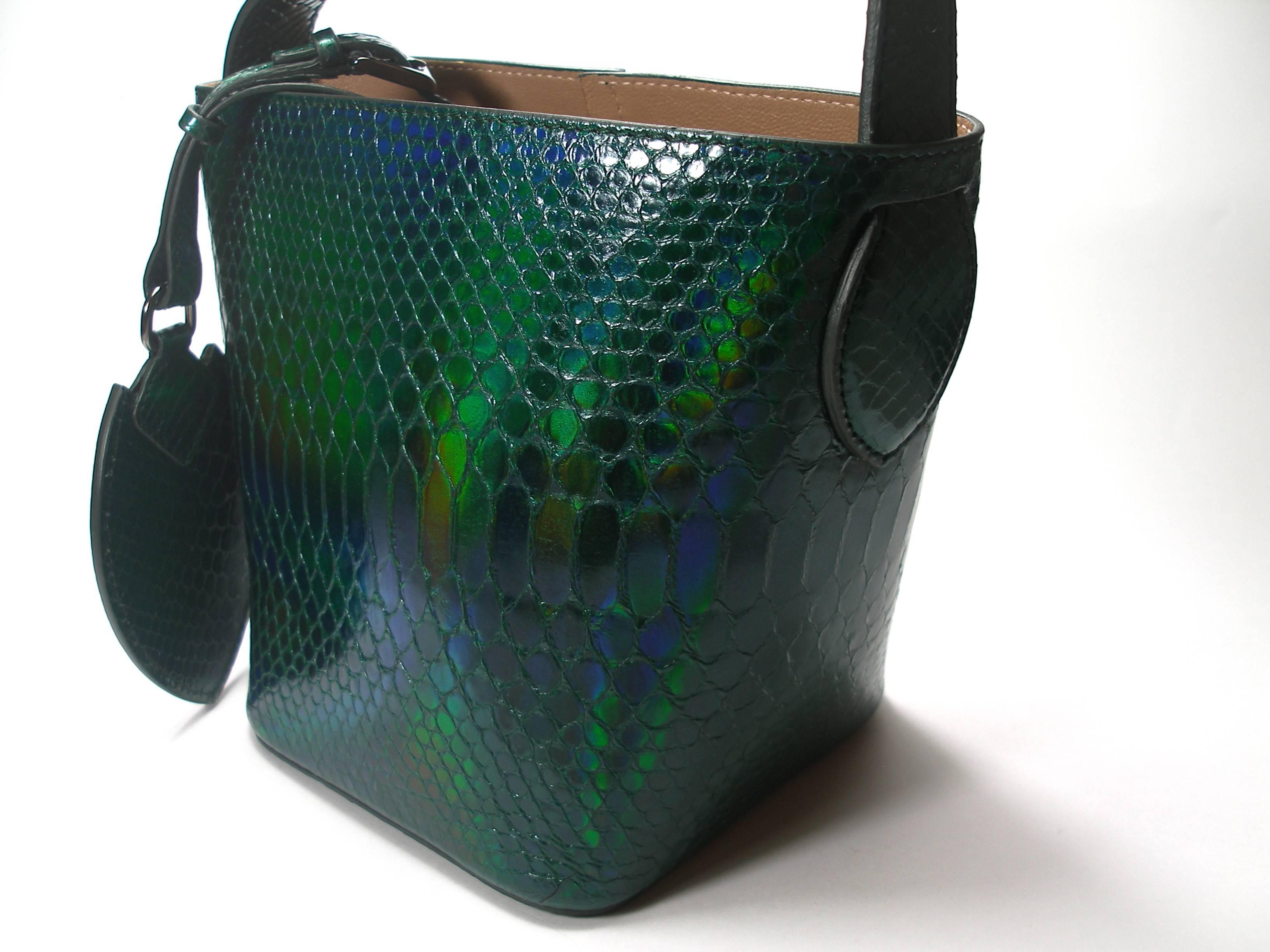 Rare ALAIA COUTURE BAG
Dim : 21 x 16 x 11 cm
Green mirrored python leather bucket handbag
No box / no dustbag
Retail price : 2280 usd 