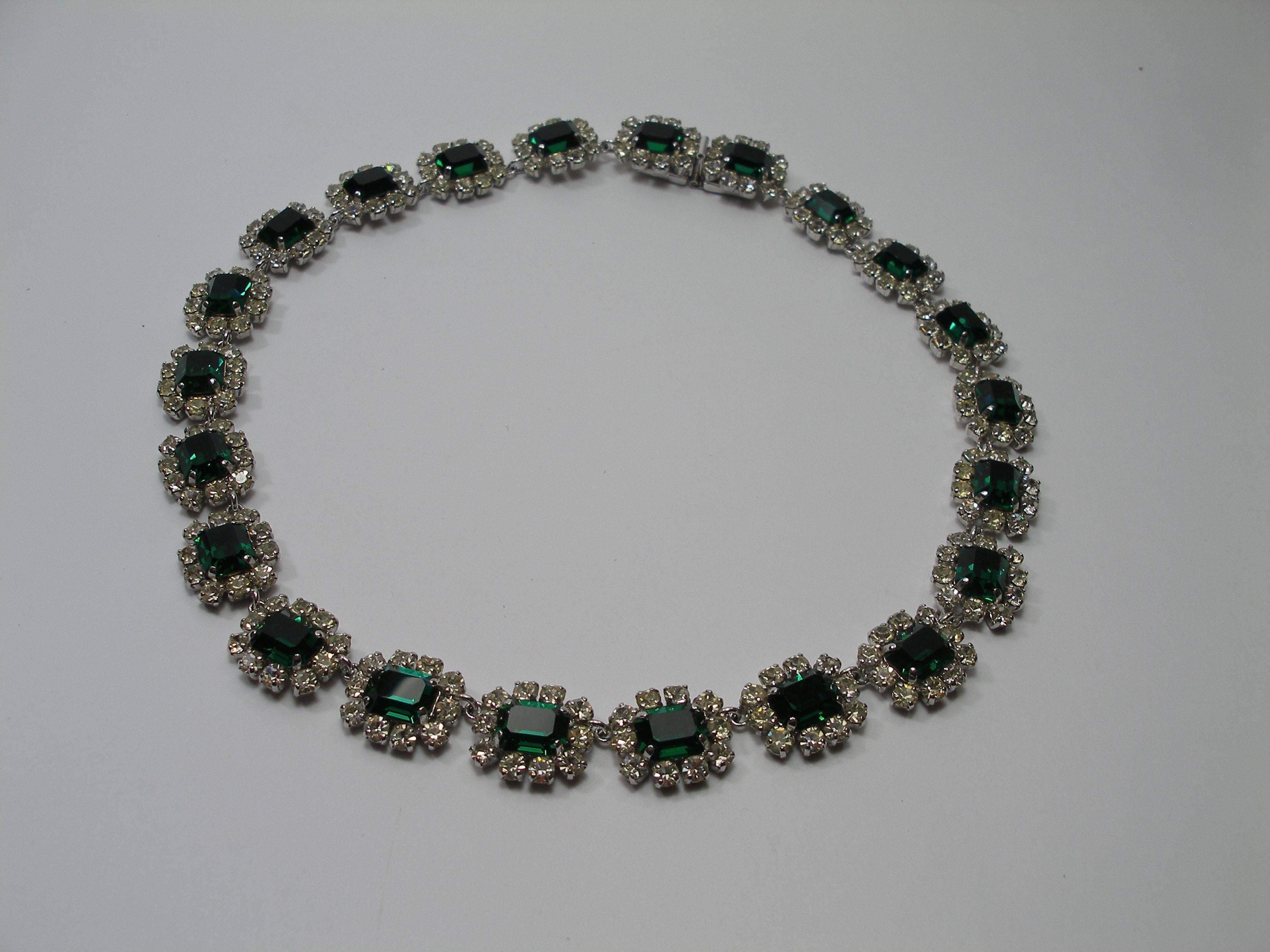 Wonderfull Dior Germany
Effet Haute Couture 
Emerald Rhinestone vintage 1966
Marked Christian Dior Germany
Lenght : 45 cm 
No box 