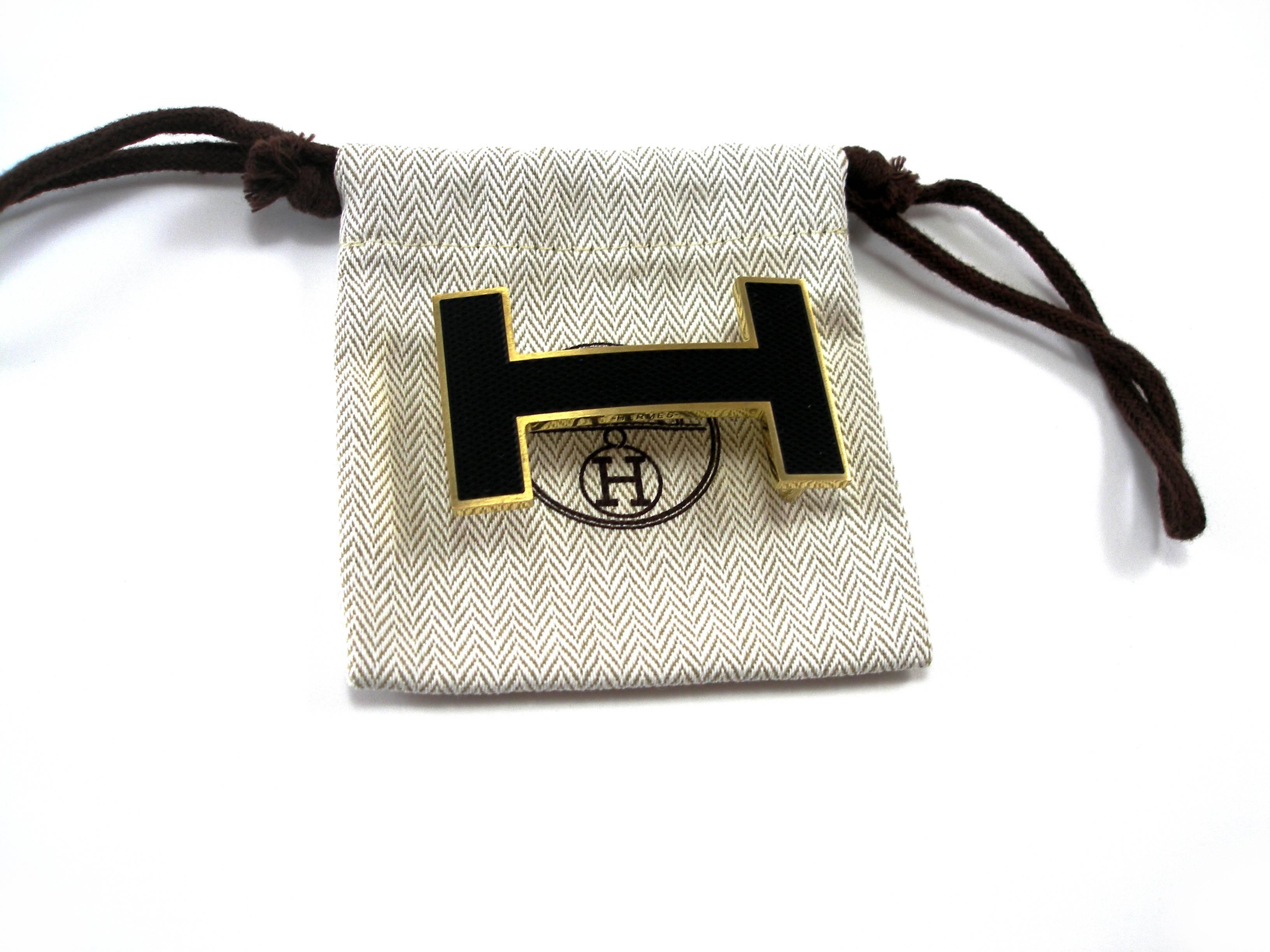 Hermès H Buckle for strap in 32 mm 
Black and gold 
Dimensions :  6 x 3.8 cm 
Only H buckle / no strap 
Good condition 
Signed Hermès 
NO HERMES BOX INCLUDED
Its comes with Hermès dustbag 
