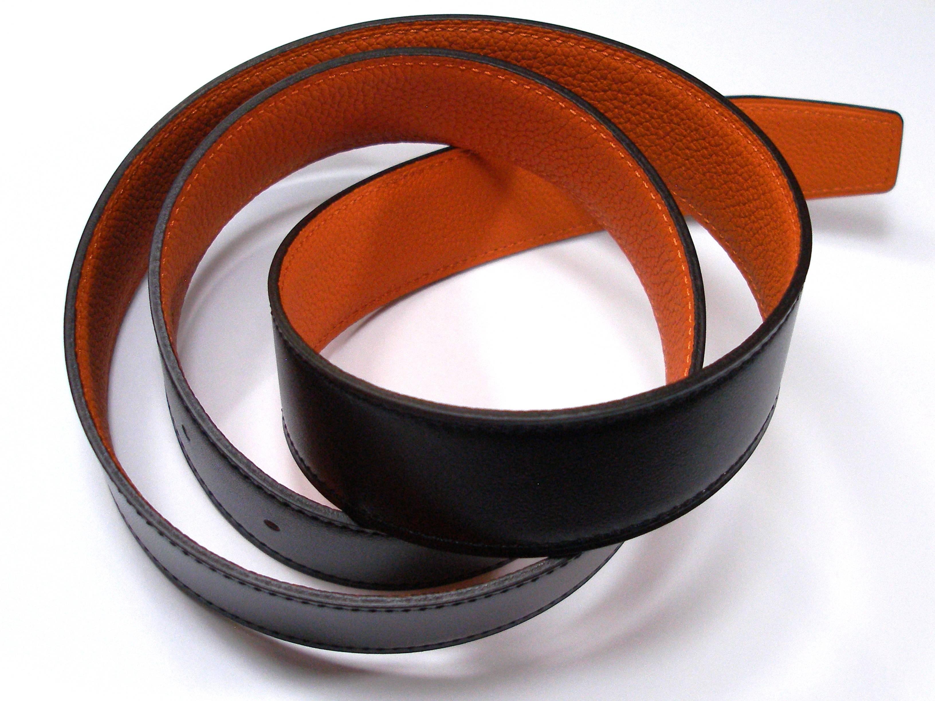 Hermés leather belt strap in 32 mm or 3.2 cm 
Men and Women unisex 
Reversible leather strap
Veau / togo 
Taille : 90 cm 
Color : noir/ réversible orange
