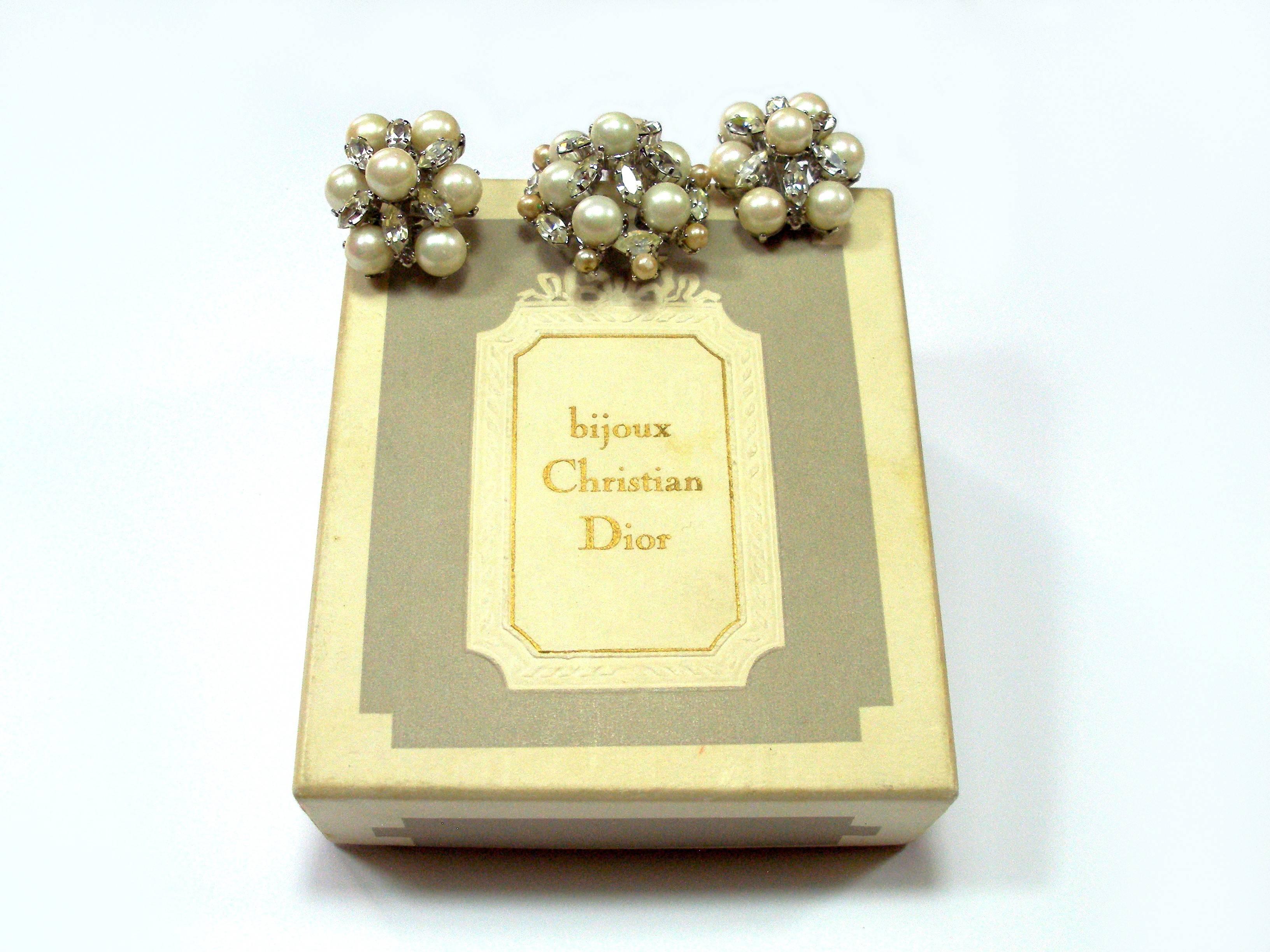 This fabulous jewelry is in very good vintage condition.
This beautiful designer set will make a grand addition to any fine vintage jewelry collection!
Vintage Christian Dior 1960 Brooch and  Clip Earrings Set 
Signed at reverse Dior 1960 
SILVER 