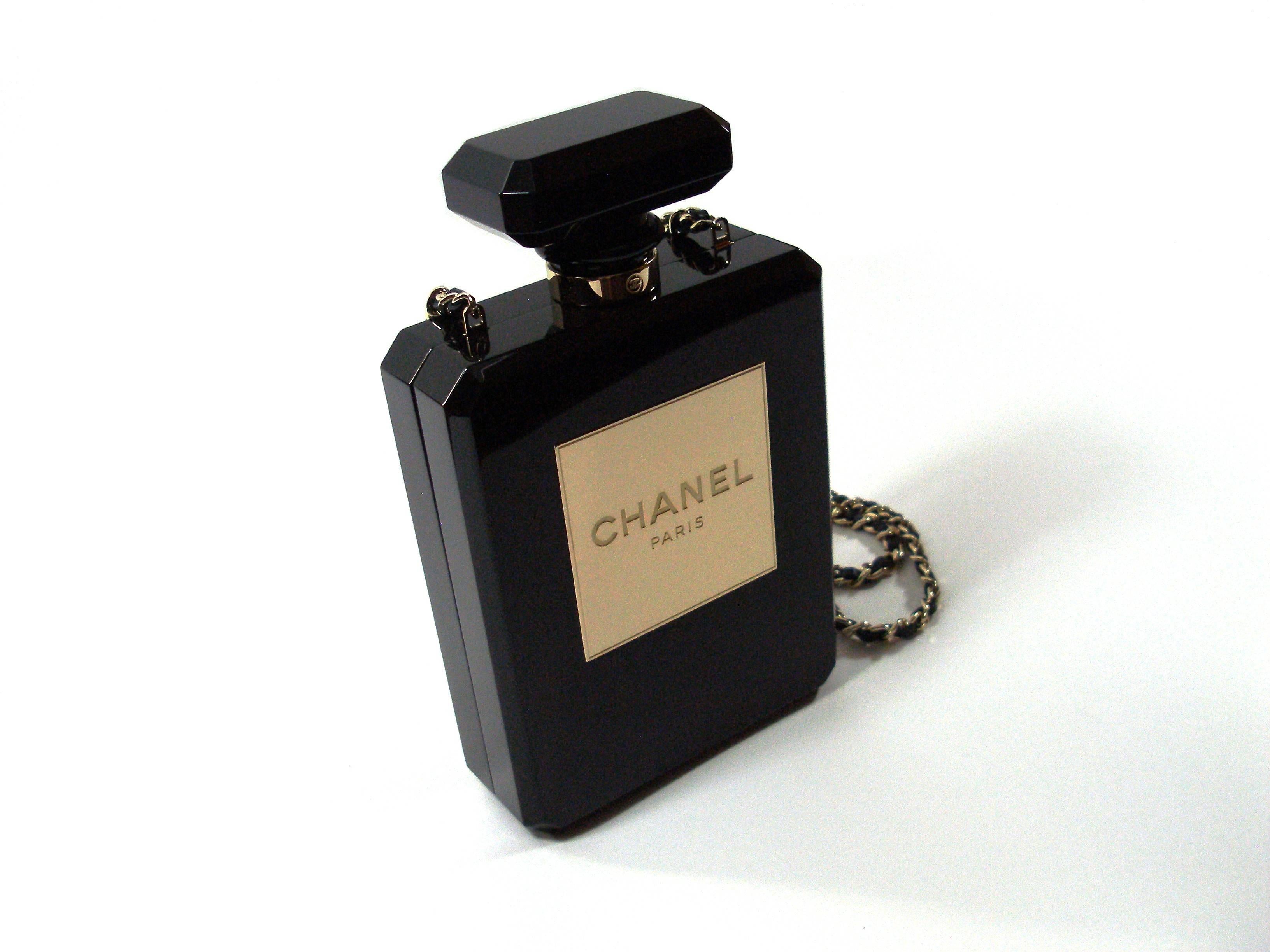 The ultimate clutch for the Chanel lover/collector

So EXQUISITE....

it is like a work of art ULTRA COLLECTOR / VERY RARE IN BLACK

Currently only  one for sale on the world (clear) at a price of 13500 usd

Authentic Chanel black Perfume Bottle bag