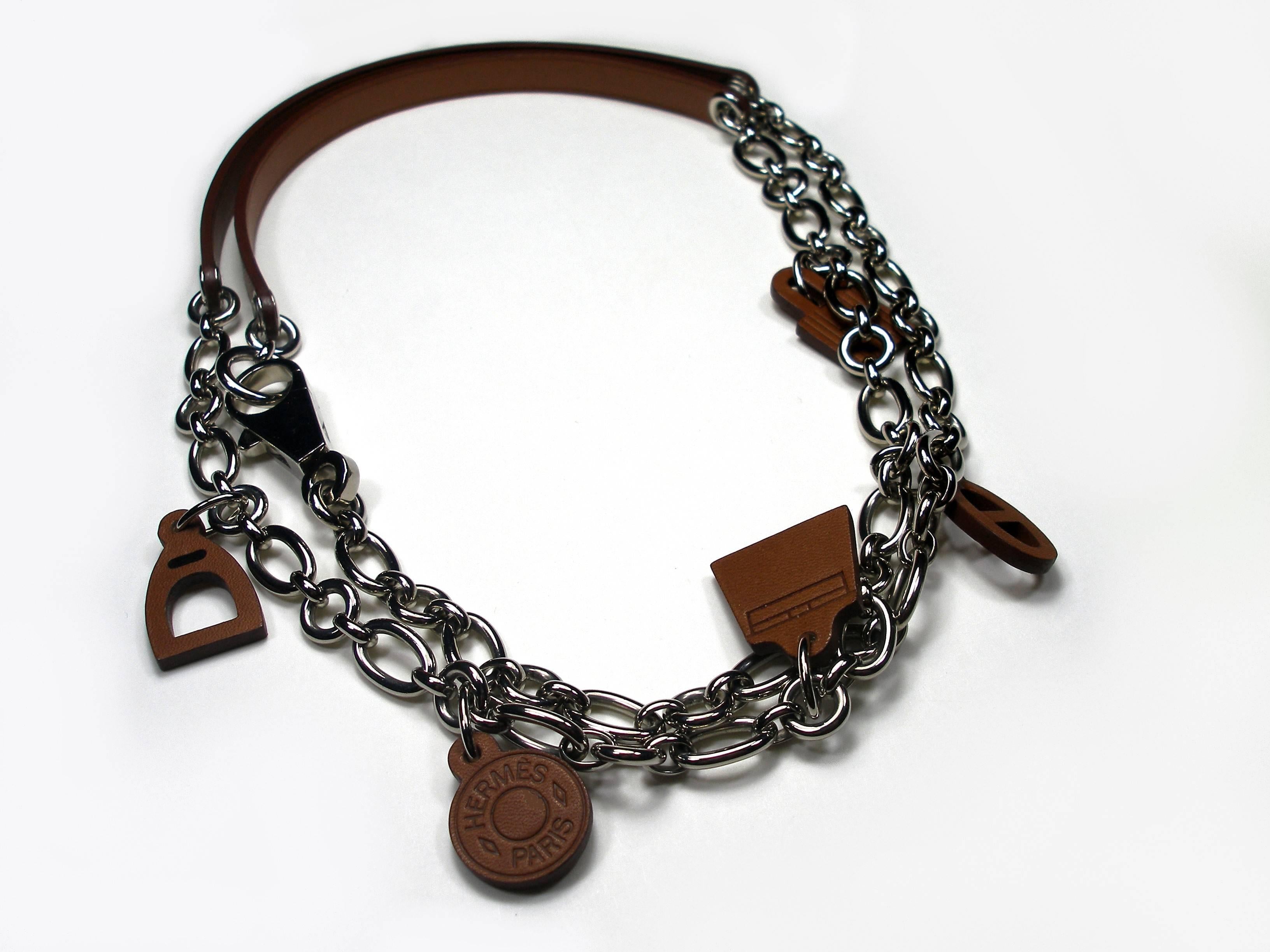 Rare Hermès Necklace Amulette in Barenia leather
Palladium and leather 
Longueur : 97 cm en simple 
Brand new / Never used 
Production / stamp : P in square
Its comes with Hermès box 