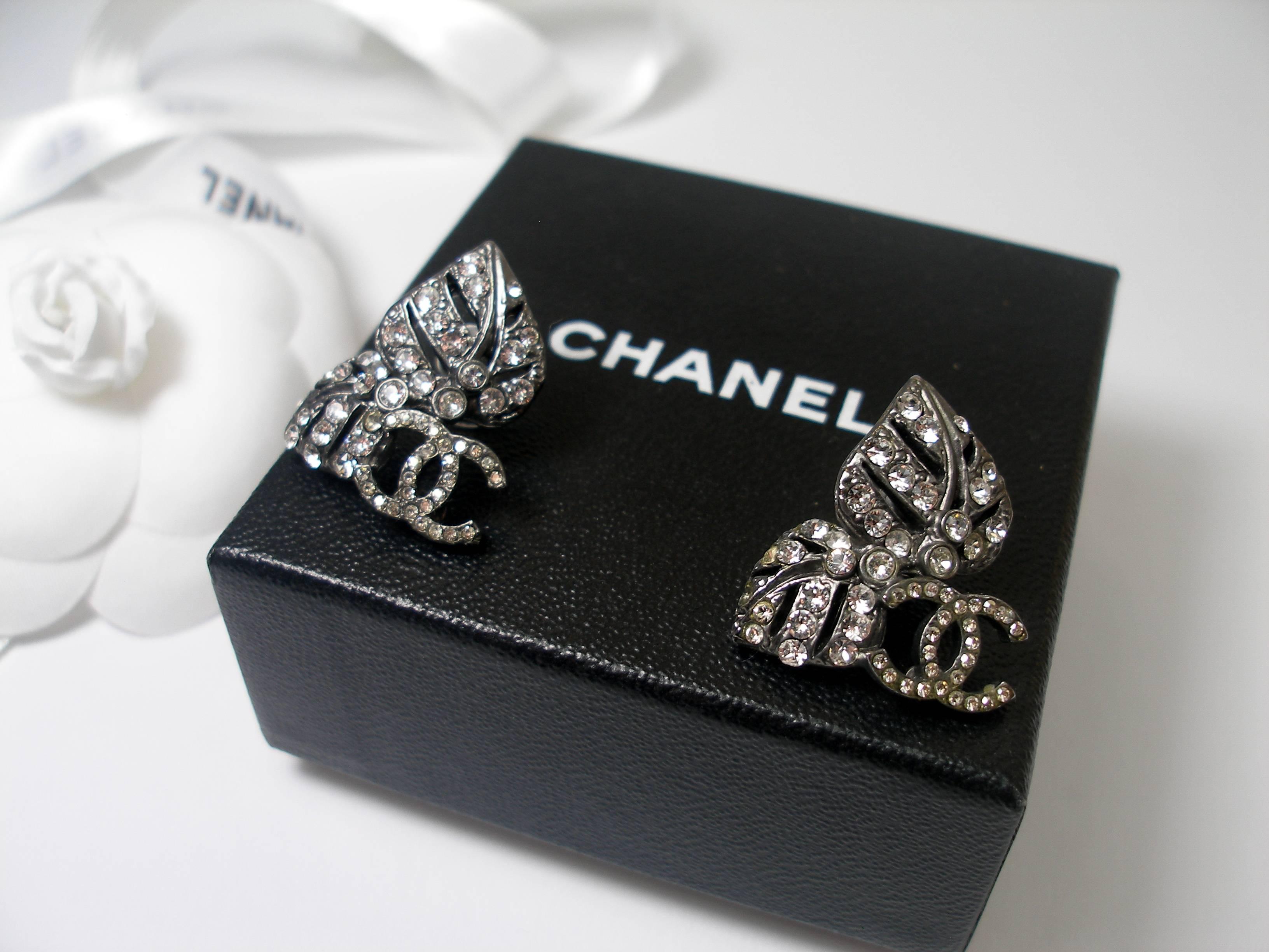 
Sublime earrings from the luxury brand Chanel (for pierced ears), in shape of leaf with the CC logo. 

The date code is visible at the back : 10CCA / Chanel made in France.

Color : Silver with glitz.

Dimension : 2 x 2.5 cm 

Its comes with Chanel