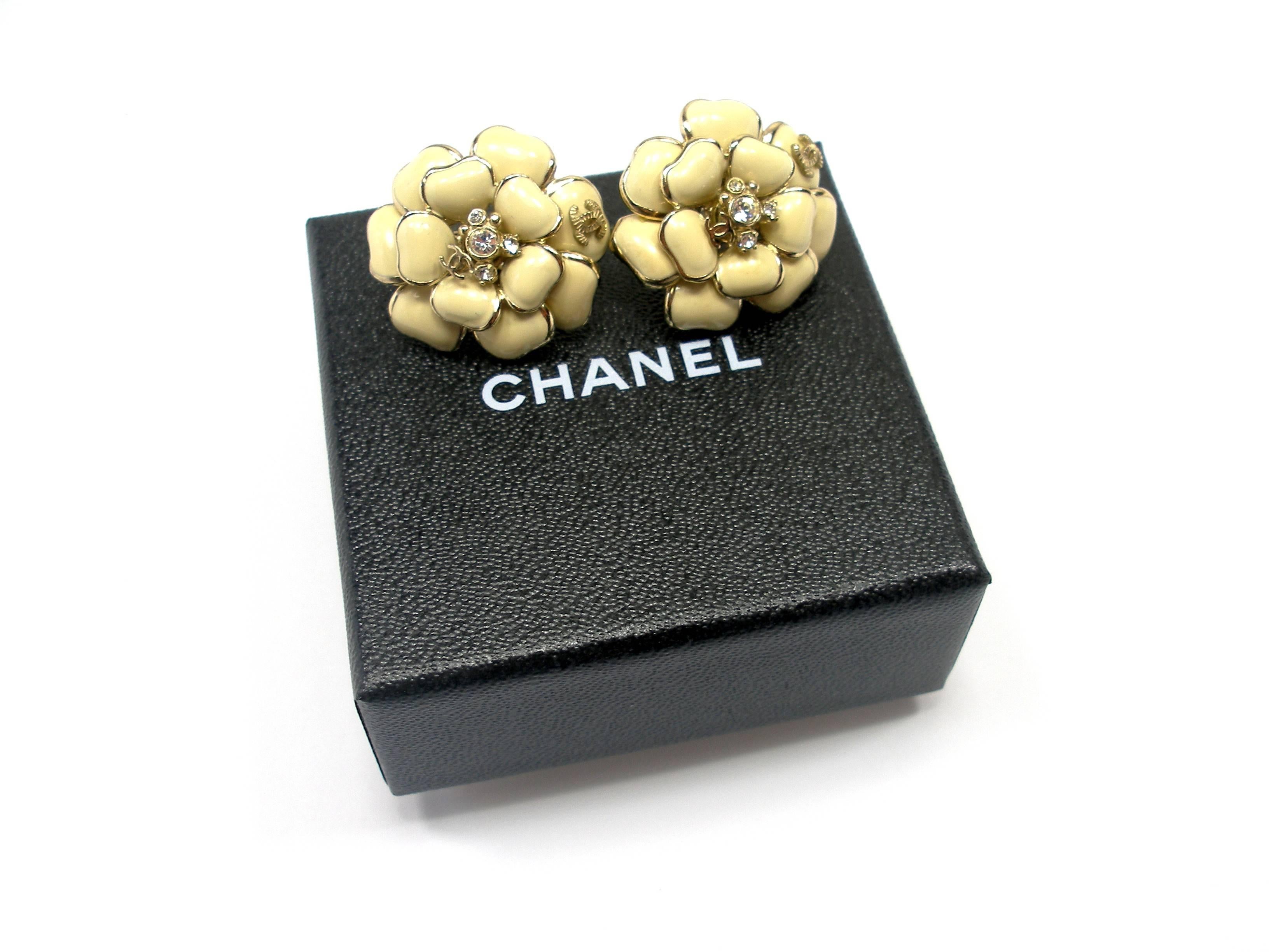 This beautiful Chanel earing set will make a grand addition to any fine jewelry collection!
Chanel Earrings in enamel with strass in gold métal .
Color : crème 
Signed at reverse 10CCA Chanel made in France 
Diameter : 2.6 cm 
its comes with Chanel