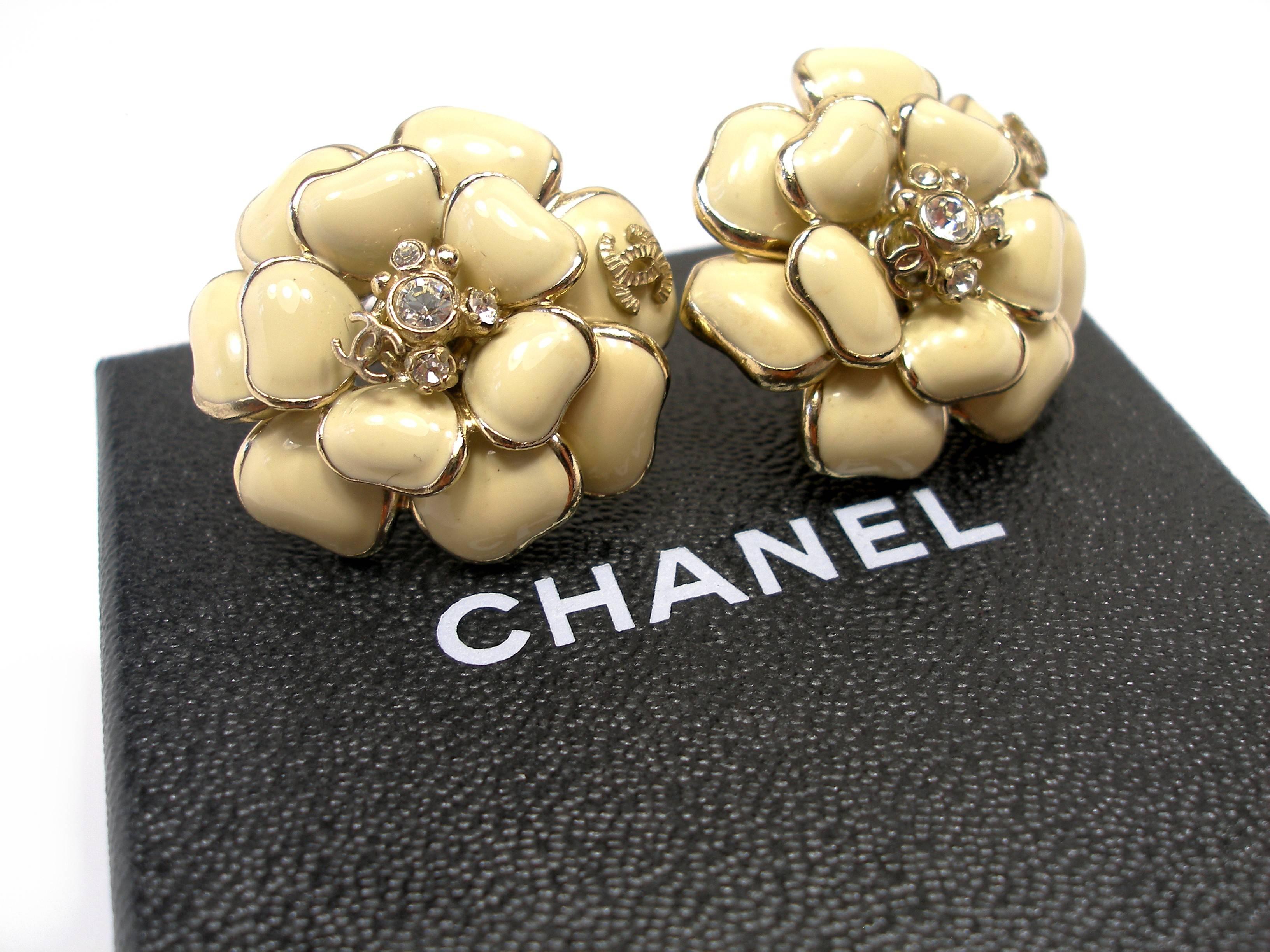 WON-DER-FULL Chanel CC Camélia Earings enamel and gold métal / RARE  In Excellent Condition In VERGT, FR
