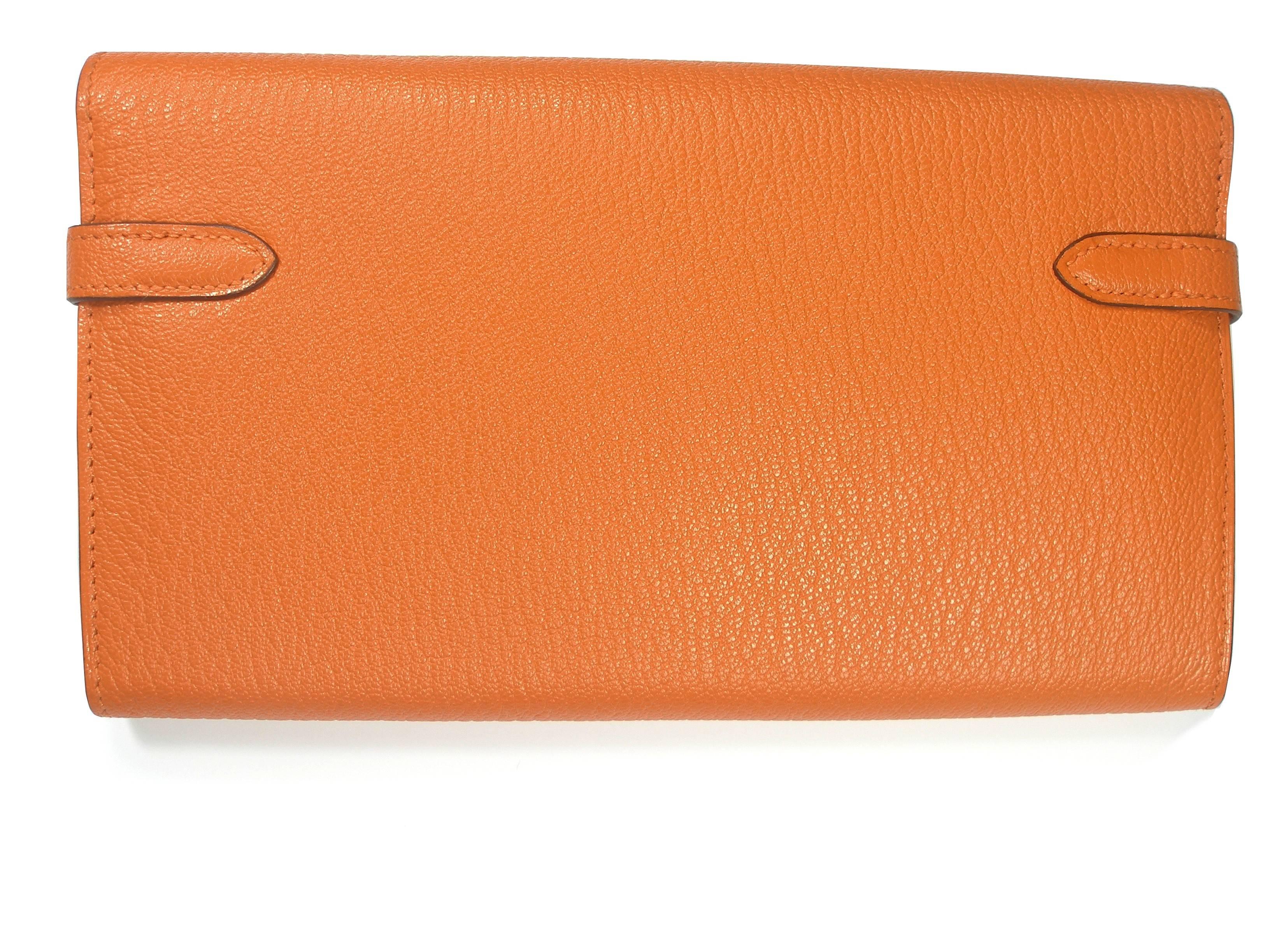 Wonderfull Hermès Kelly long wallet
Mysore leather 
Color : orange
Stamp : R  / 2014 
Plastic is still on Palladium hardware
Dimensions : 20 x 11 x 1.5 cm 
Please considere for this purchase : It comes from Sales reserved only to Hermès Staff
