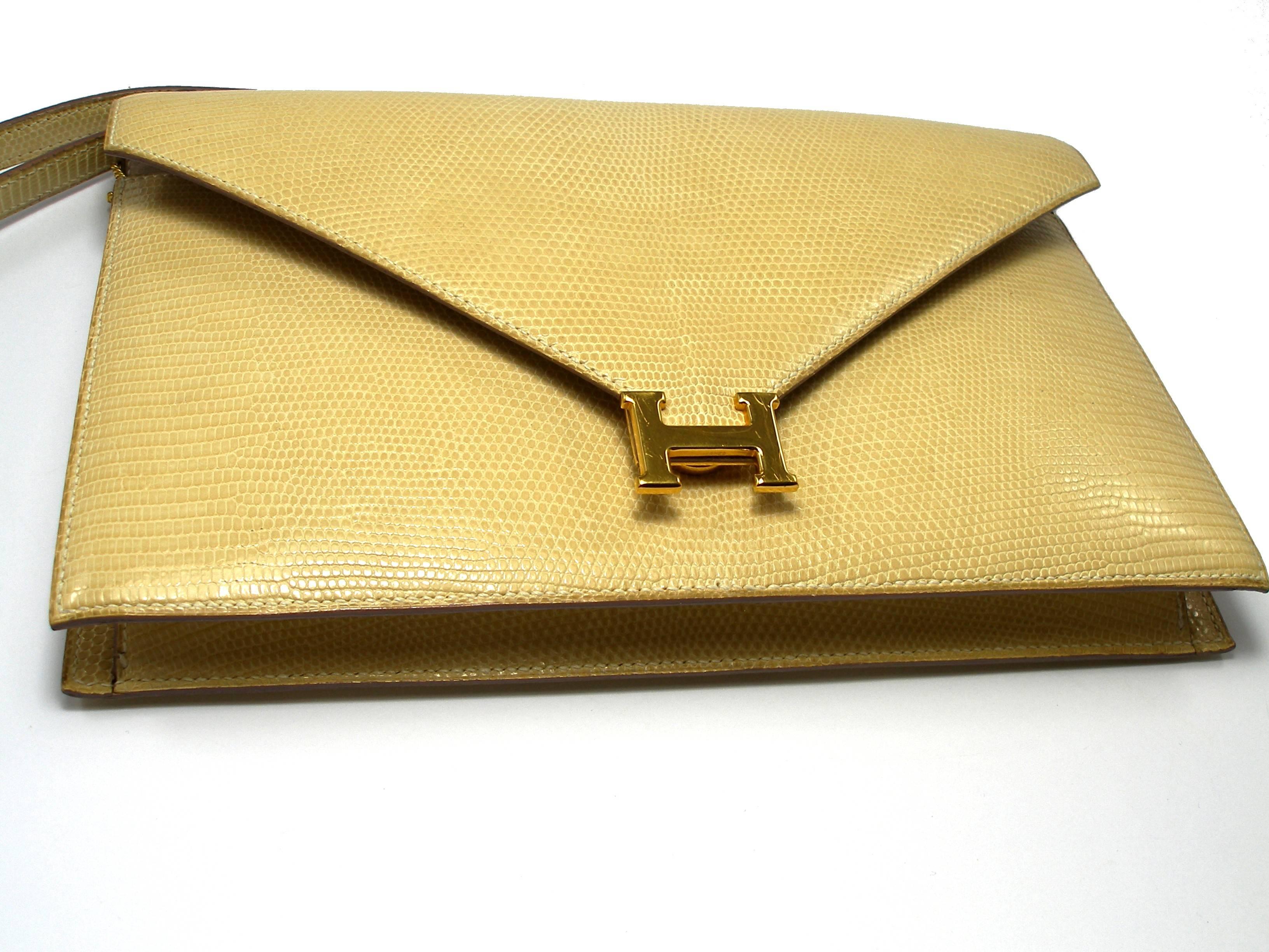Rare in this color :
CRÈME / COQUILLE D'OEUF
HERMÈS LYDIES VINTAGE CLUTCH
 GOOD CONDITION
Please note : 
-H buckle with micro scratches
-Small marks on the back( please see photos )
-Small discoloration under the flap with the passing time ( barely