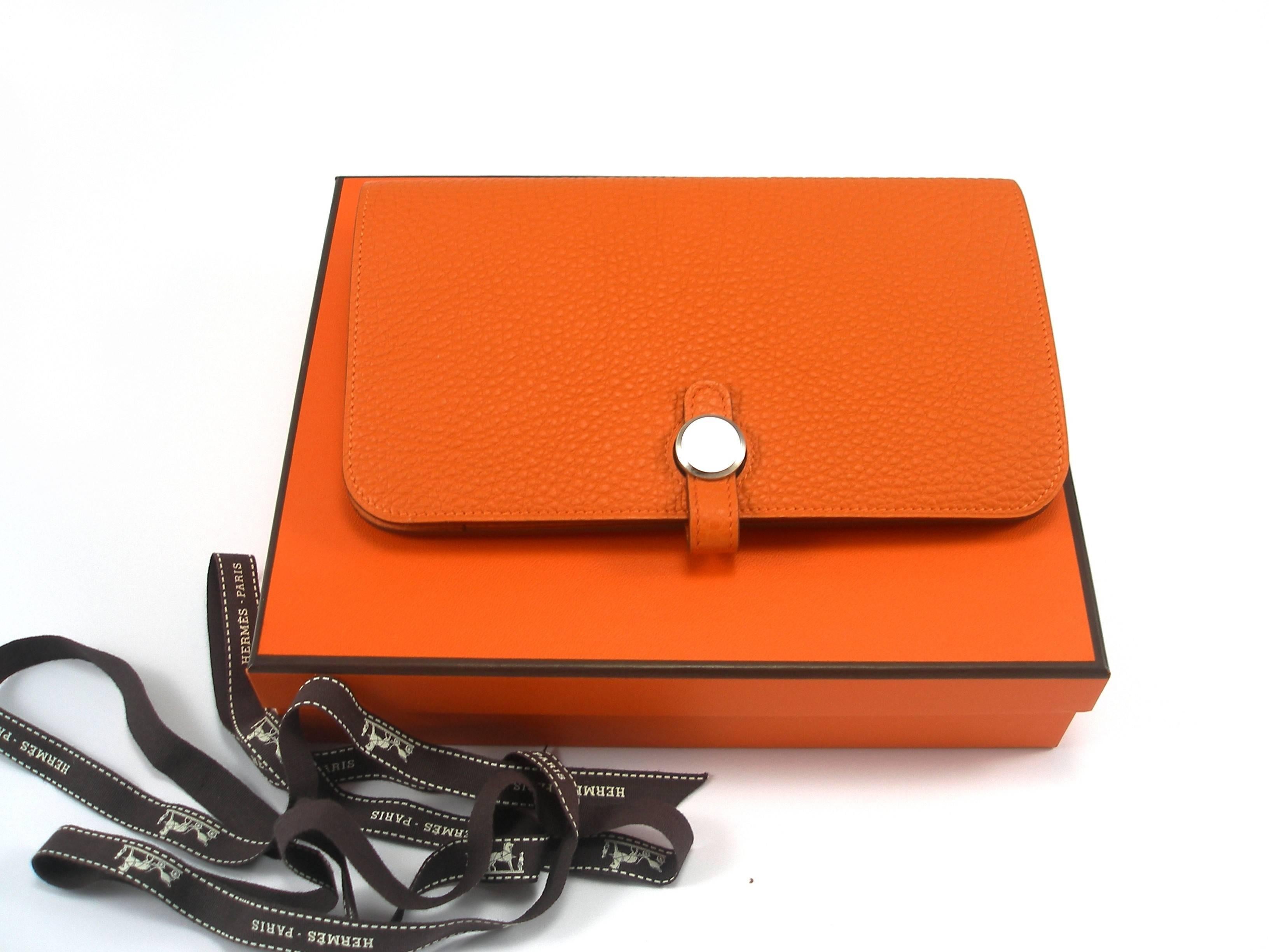 Hermès Dogon wallet Combine
COLOR IS WONDERFULL 
Togo leather 
Couture Orange
Palladium hardware / protection plastic on hardware 
New condition 10/10
Never worn
Note for this purchase : its comes from Hermès private sales reserved to Hermès staff /