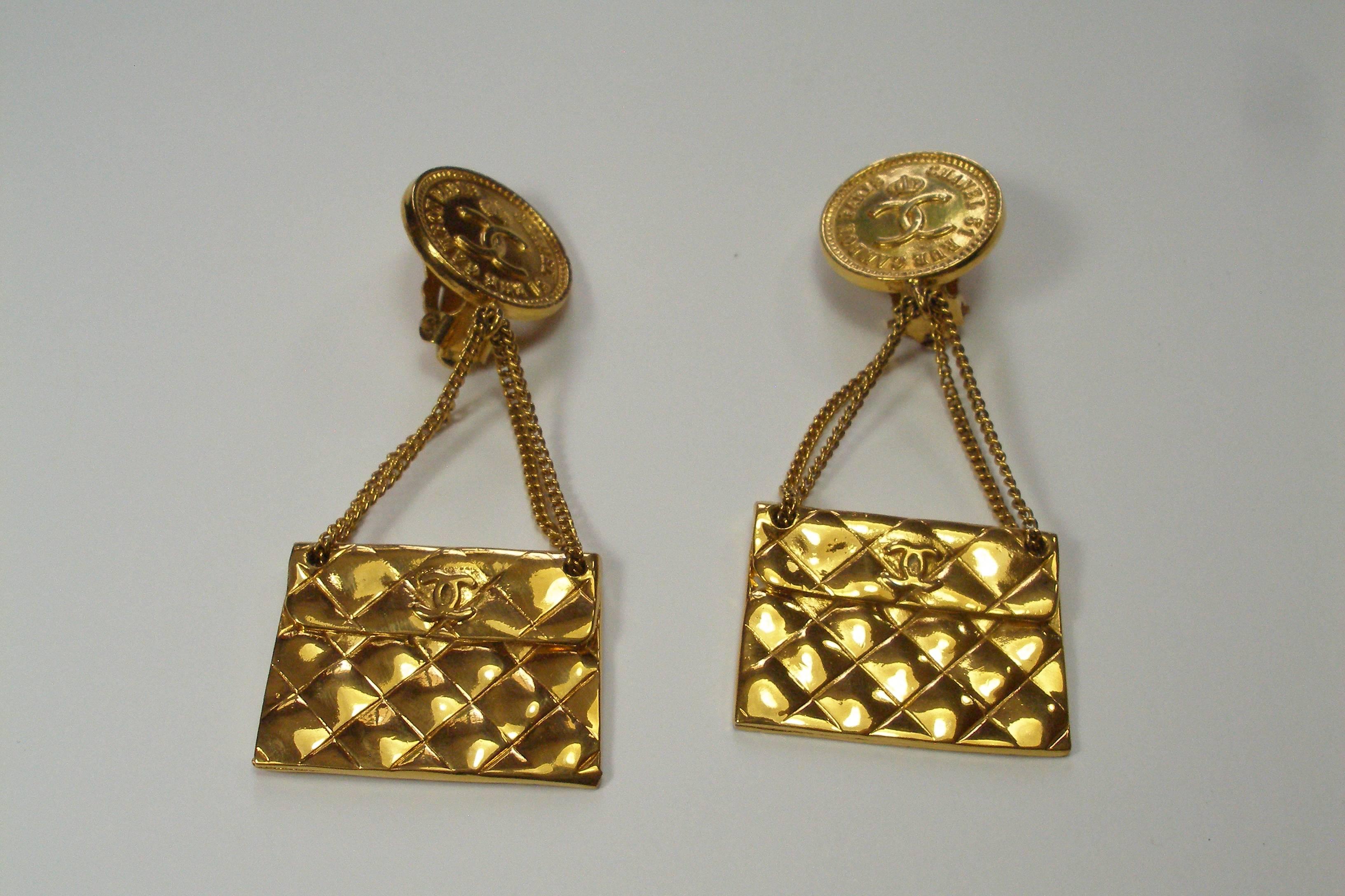 Fantastic quality and design as you would expect from the House of Chanel. A chance to own your own piece of this iconic brand and look bang en trend and elegant all at the same tim
This earrings are in good condition and each one measures approx.