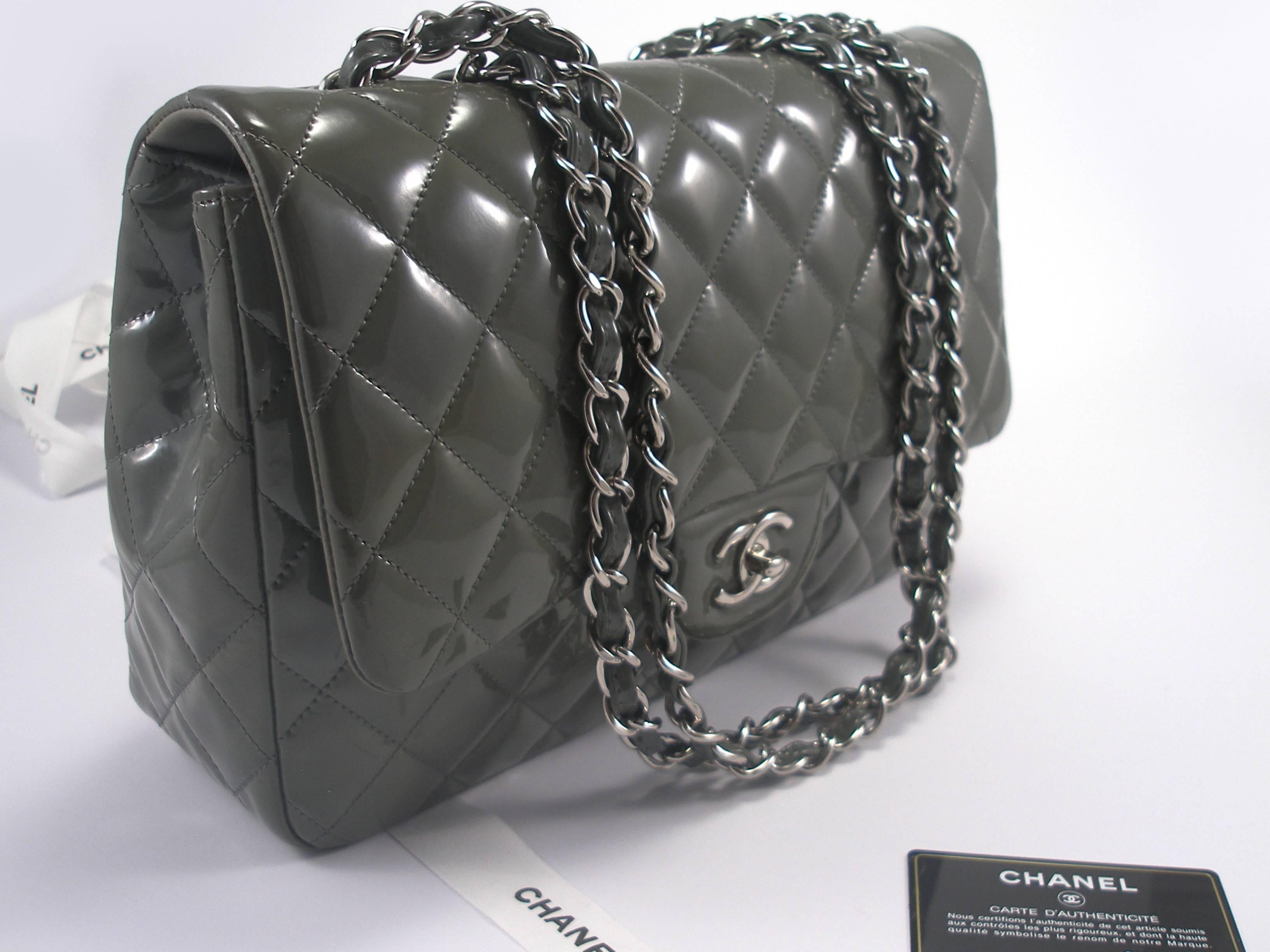 Chanel Classic Jumbo 
Patent leather 
Color : grey
Palladium hardware 
Code date inside 13....
Dimension : L 30 x 19.5 x 10 cm
Considere for this purchase : 
Bag in good condition, note a slight discoloration
on the back is barely visible , small