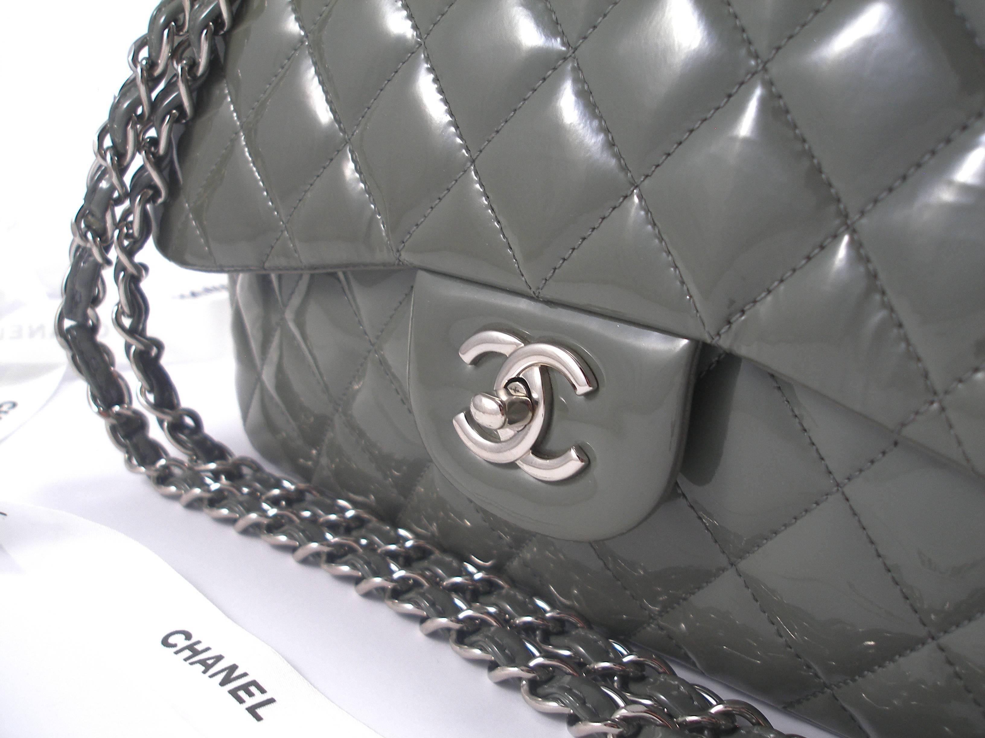 chanel quilted shoulder bag