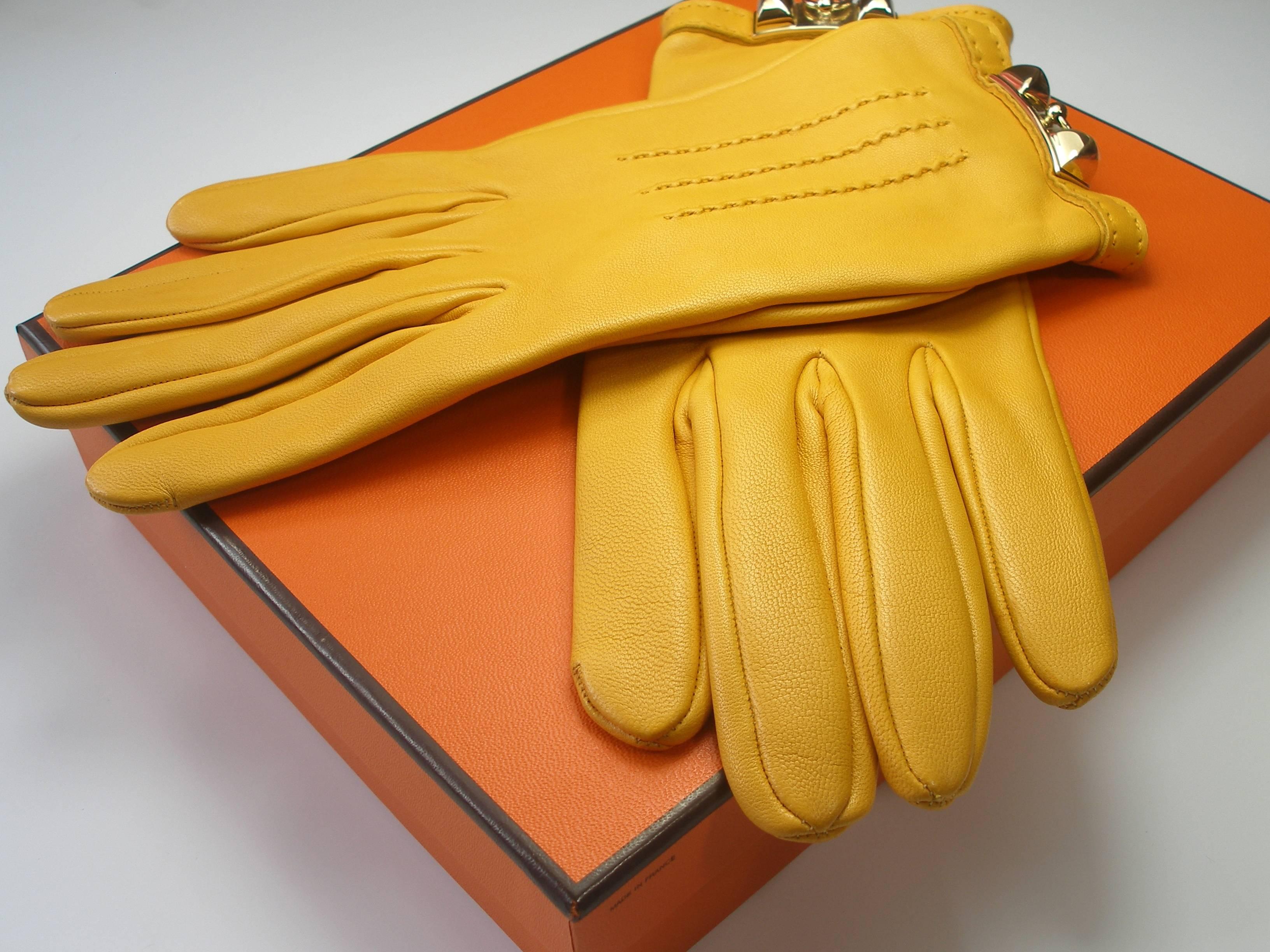 MAGNIFIC Hermès Gloves Médor 
DIFFICULTE TO FIND IN THIS COLOR 
Color : Yellow
Size 5 ( french size ) : 7.5 
Lambskin leather with silk lining
Palladium Hardware
Rétail price 890 usd 
Its comes with Hermés box and ribbon 
INTERNATIONAL BUYERS TAXES