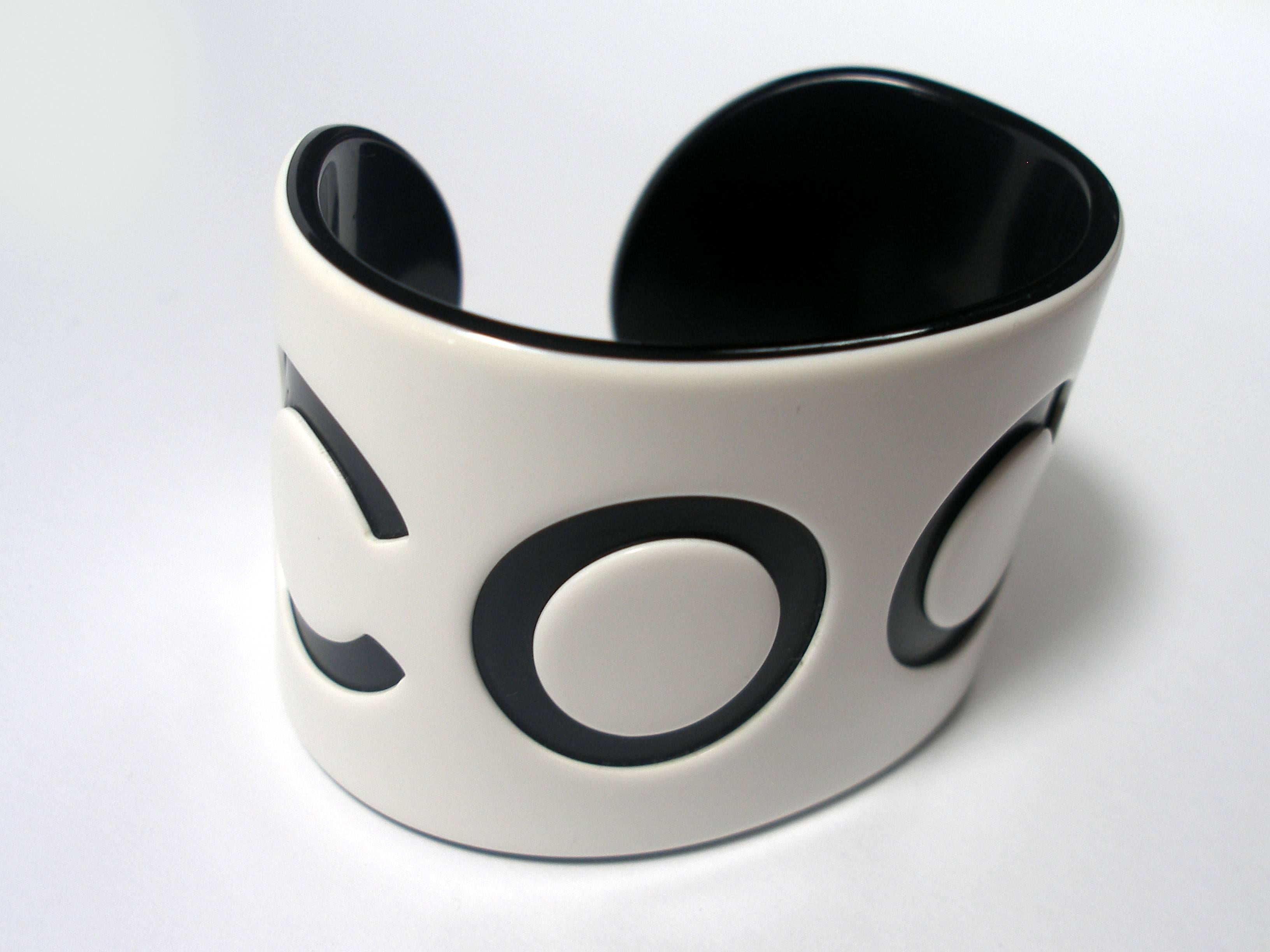 VINTAGE CHANEL White & Black Resin COCO Large Wide Cuff Bangle Bracelet  In Excellent Condition In VERGT, FR