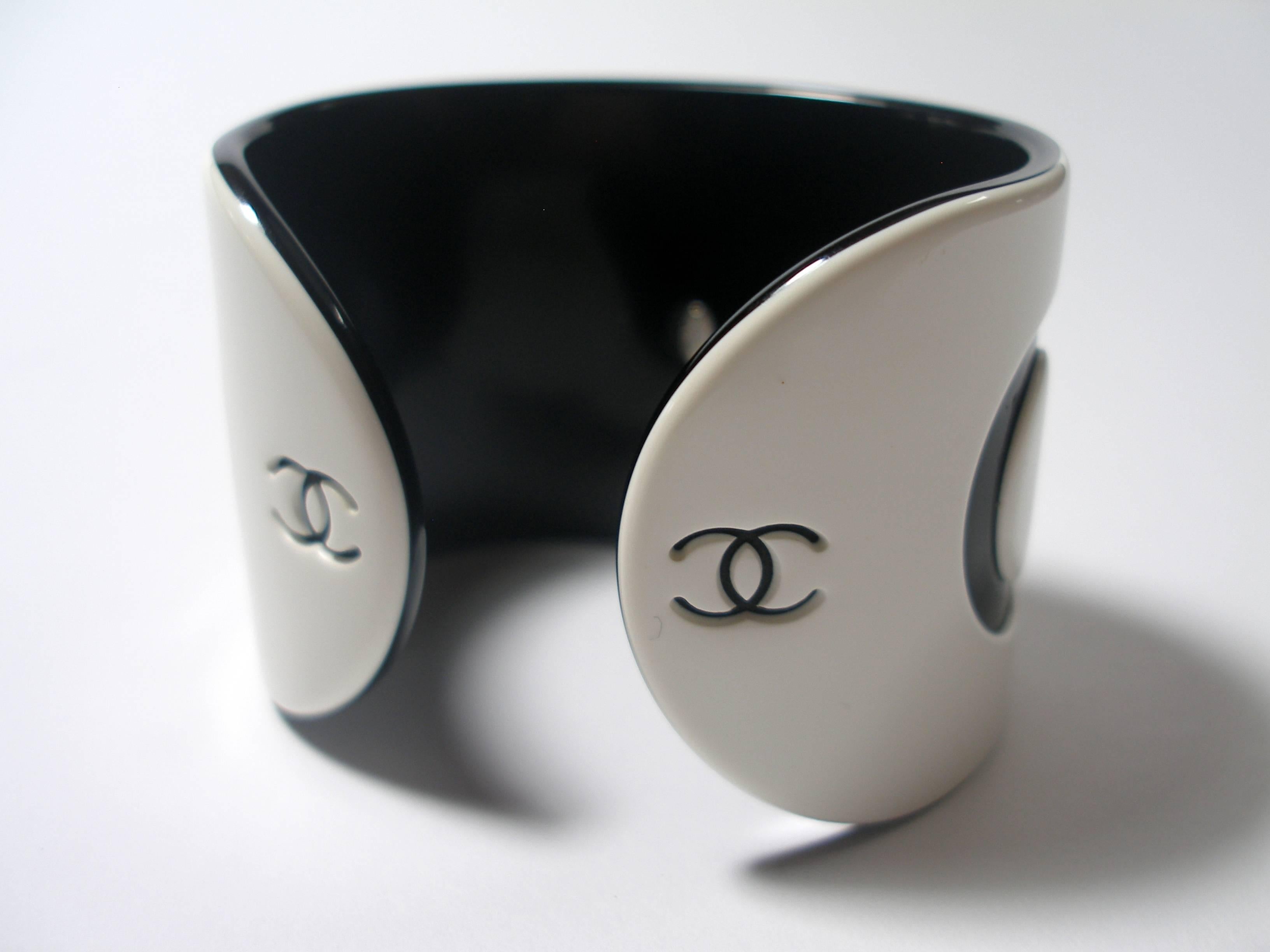 Women's VINTAGE CHANEL White & Black Resin COCO Large Wide Cuff Bangle Bracelet 