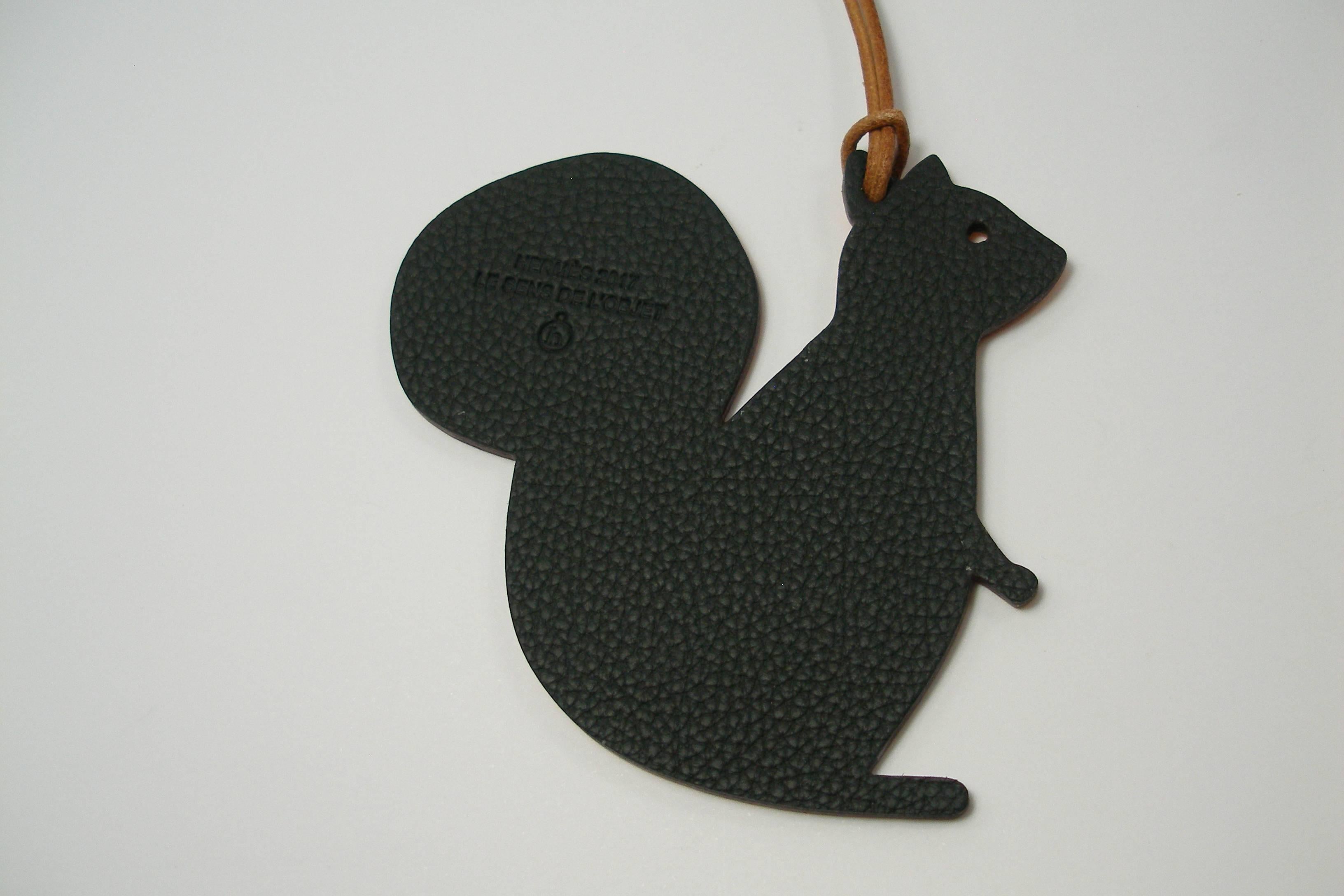 Don't miss it, each piece is unique !
Hermès Collection Petit H 
Charm bag Horse
Model Squirrel
New collection 2017 
Bi color / Reversible 
YELLOW / GREY 
Epsom and togo leather 
Stamp: Hermès 2017 / Le sens de l'objet 
Dimensions approx   10 x 10