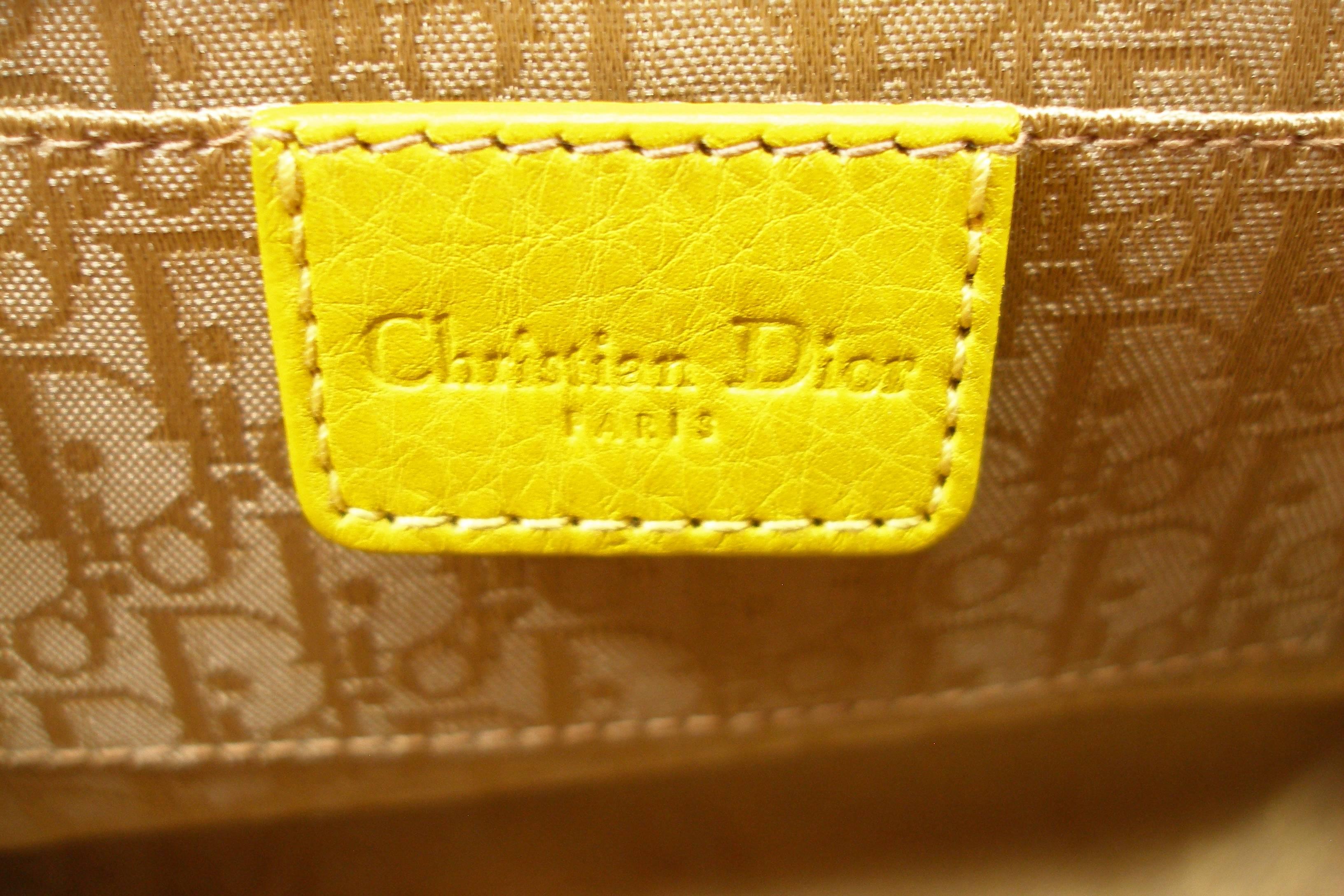 COLLECTIBLE Christian Dior Raffia Leather Clutch / LIKE NEW  In Excellent Condition In VERGT, FR
