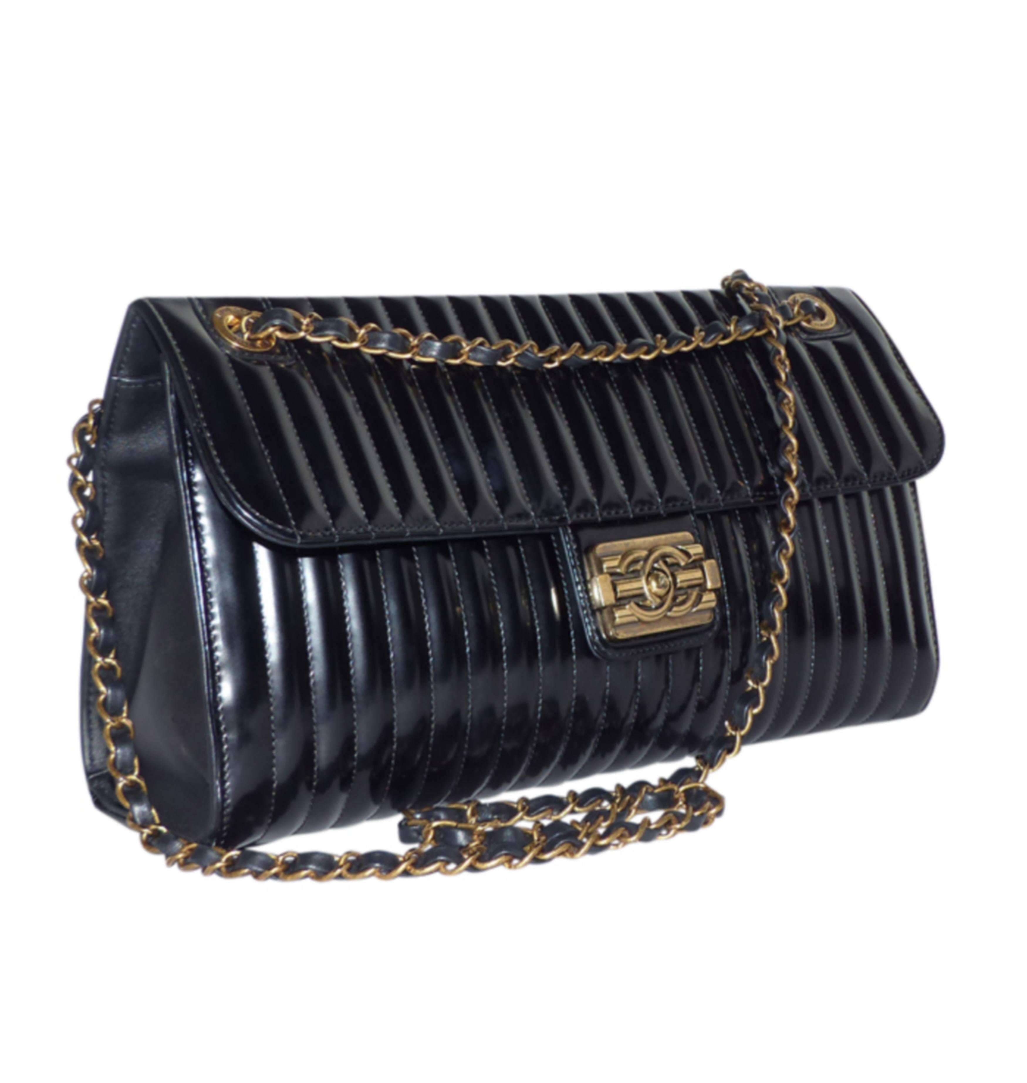 Collector Edition Limited
Gorgeous black glossy leather handbag from the Paris-Venice collection.
Large rectangular shape.
Gilded metal handles, to be worn double or single on the shoulder.
Flap closure and double C clasp
1 zipped pocket.
Beige