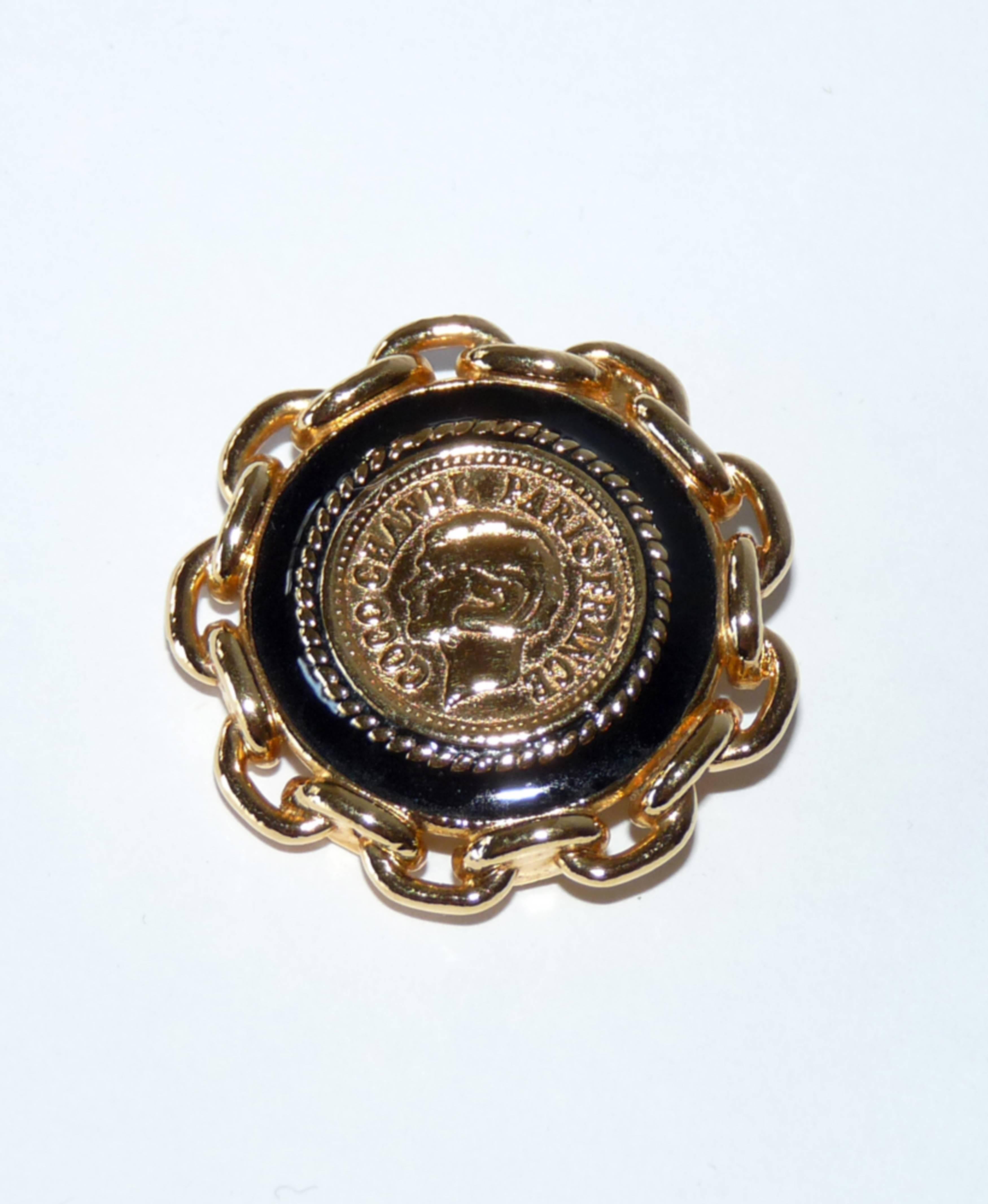 Classic vintage brooch from the Chanel 
A golden metal chain surrounds the Coco Chanel effigy.
End circle in black enamel.
No code date vintage before 1980 
100 % AUTHENTIC 
Secure closure.
 Diamètre / Diam: 3.5 cm / 1.36”
Good condition 
Please