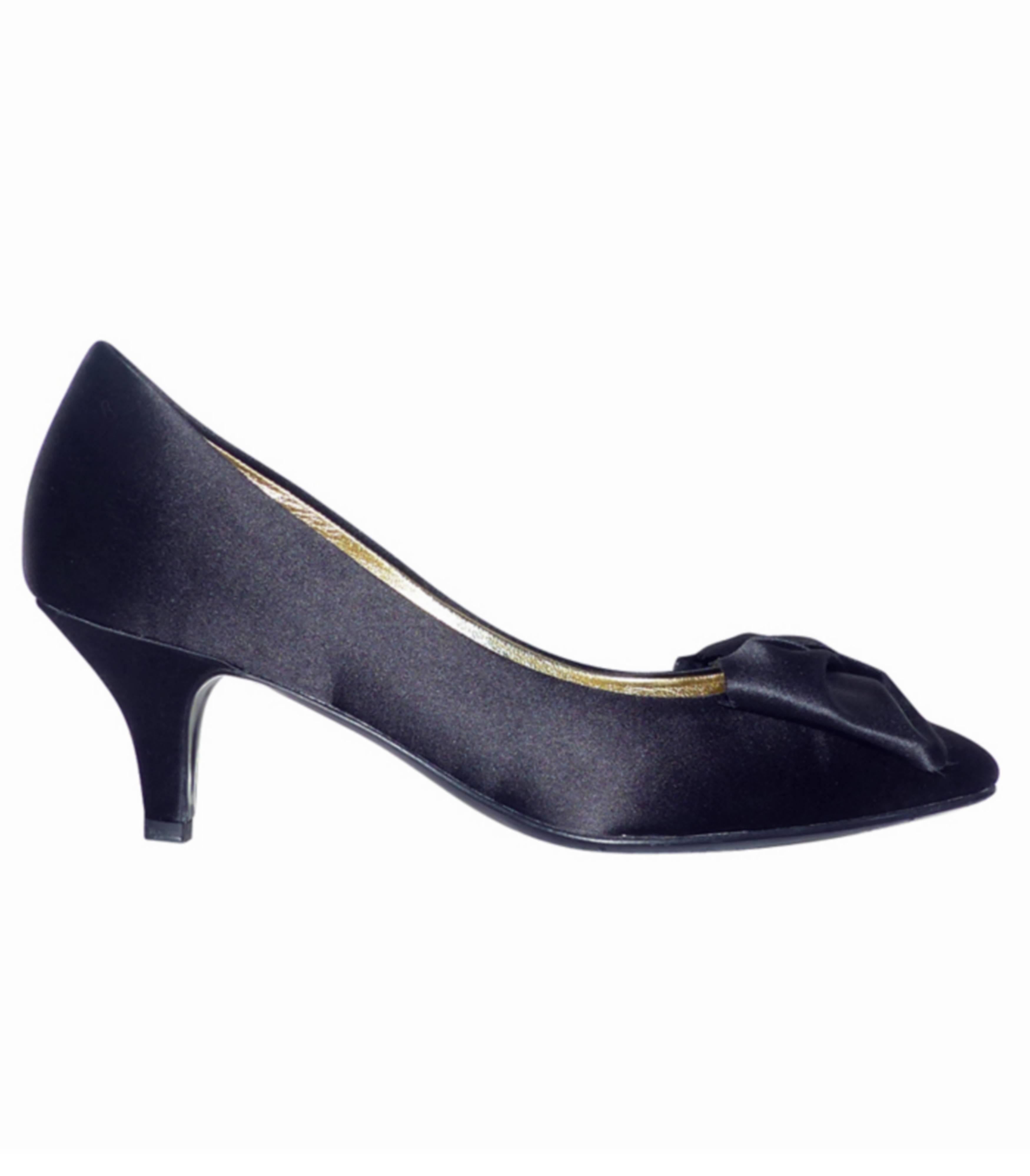 Beautiful pair of Chanel black satin pumps
Large tone knot on tone
Classic shape with small heels
Insoles in gilded leather
Black leather outer soles
Condition : Excellent condition
Size ( europe  ) 39 
Black satin 
Total length - Total length: 26.5