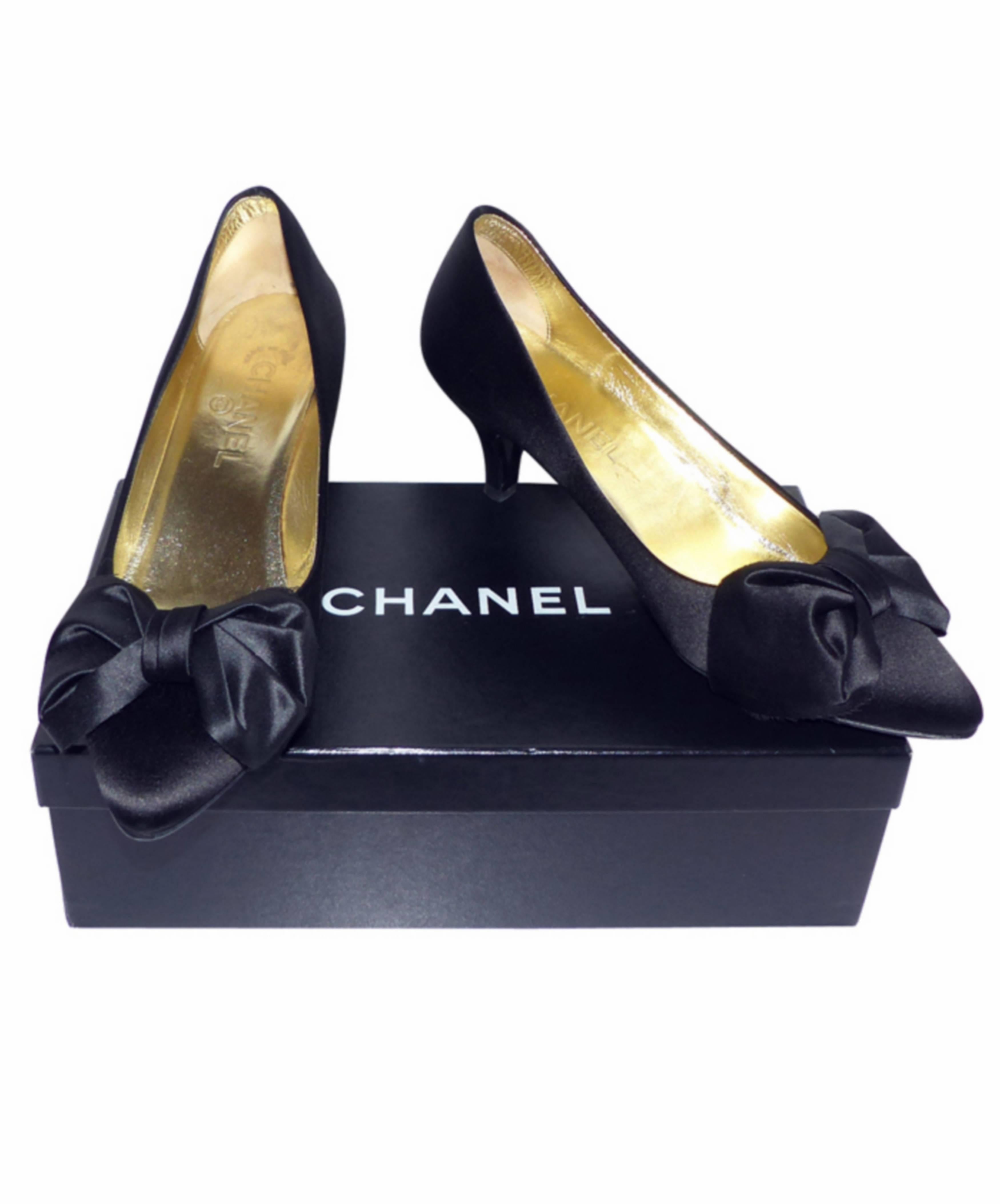 Chanel classique satin evening shoes Black satin / RARE / LIKE NEW 1