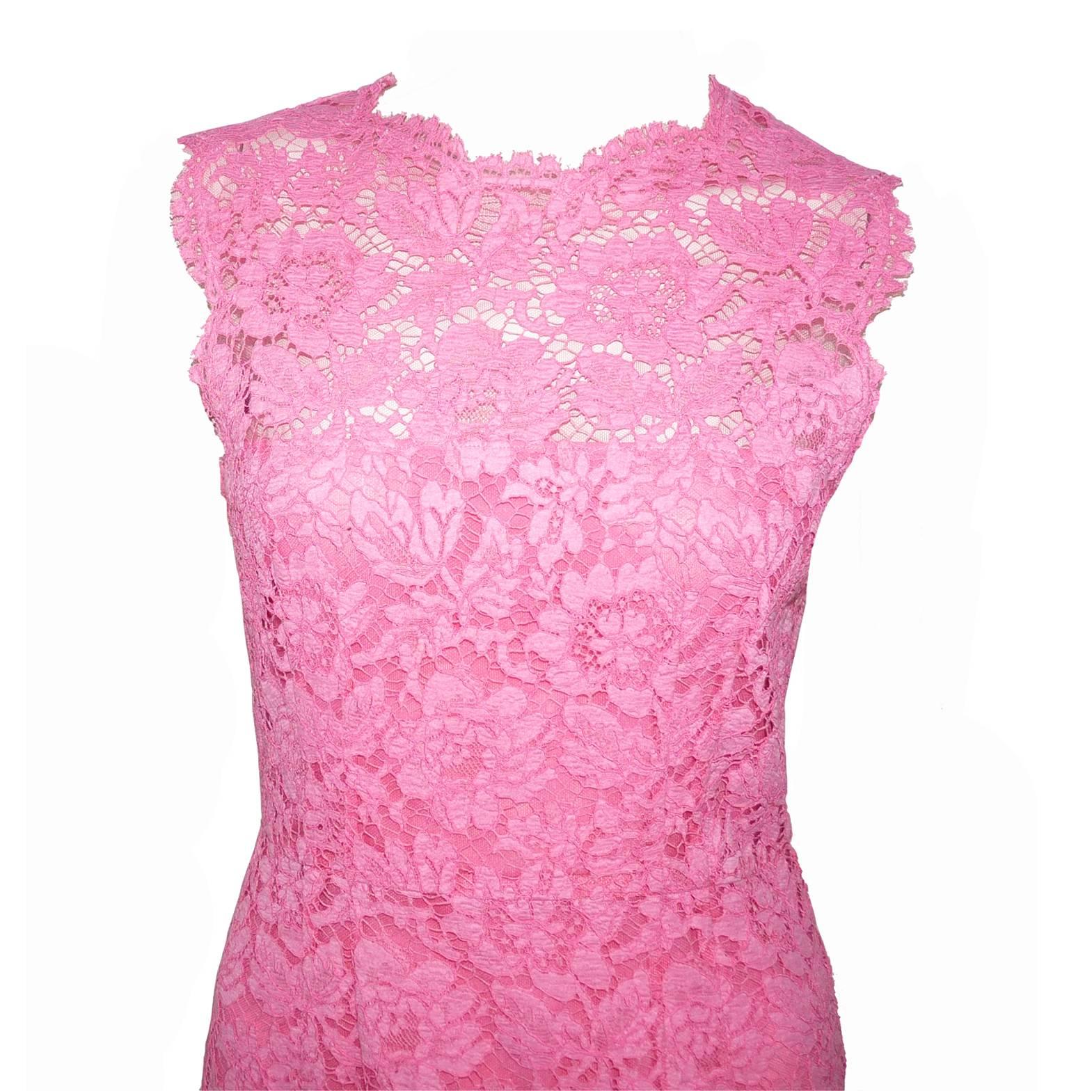 Beautiful Valentino dress in pink cotton flower lace.
Fitted to the chest and then bottom of silk dress.
Back with small flat knots.
Closure by 2 buttons and zipper on the back.
Scalloped lace hem.
Tone-on-tone silk lining.
Rétail price: 2390 euros