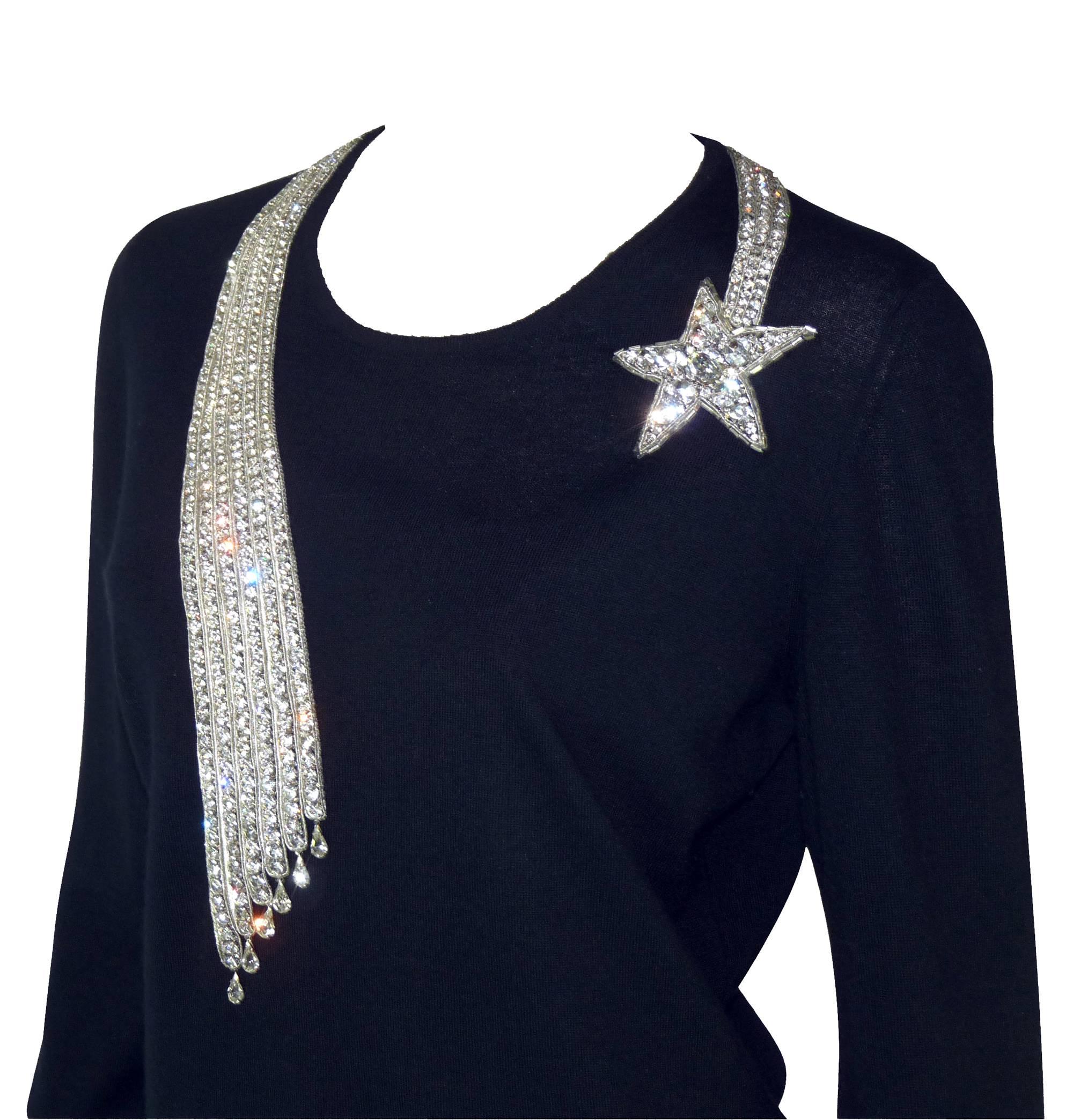 Beautiful black cashmere sweater decorated with the famous necklace Comet in rhinestones and metal embroidered on the collar.
In the purest tradition of the Chanel jewelery created in 1932.
Like New 
Black color 
Cashmere 
Size ( french ) 40
Worn on