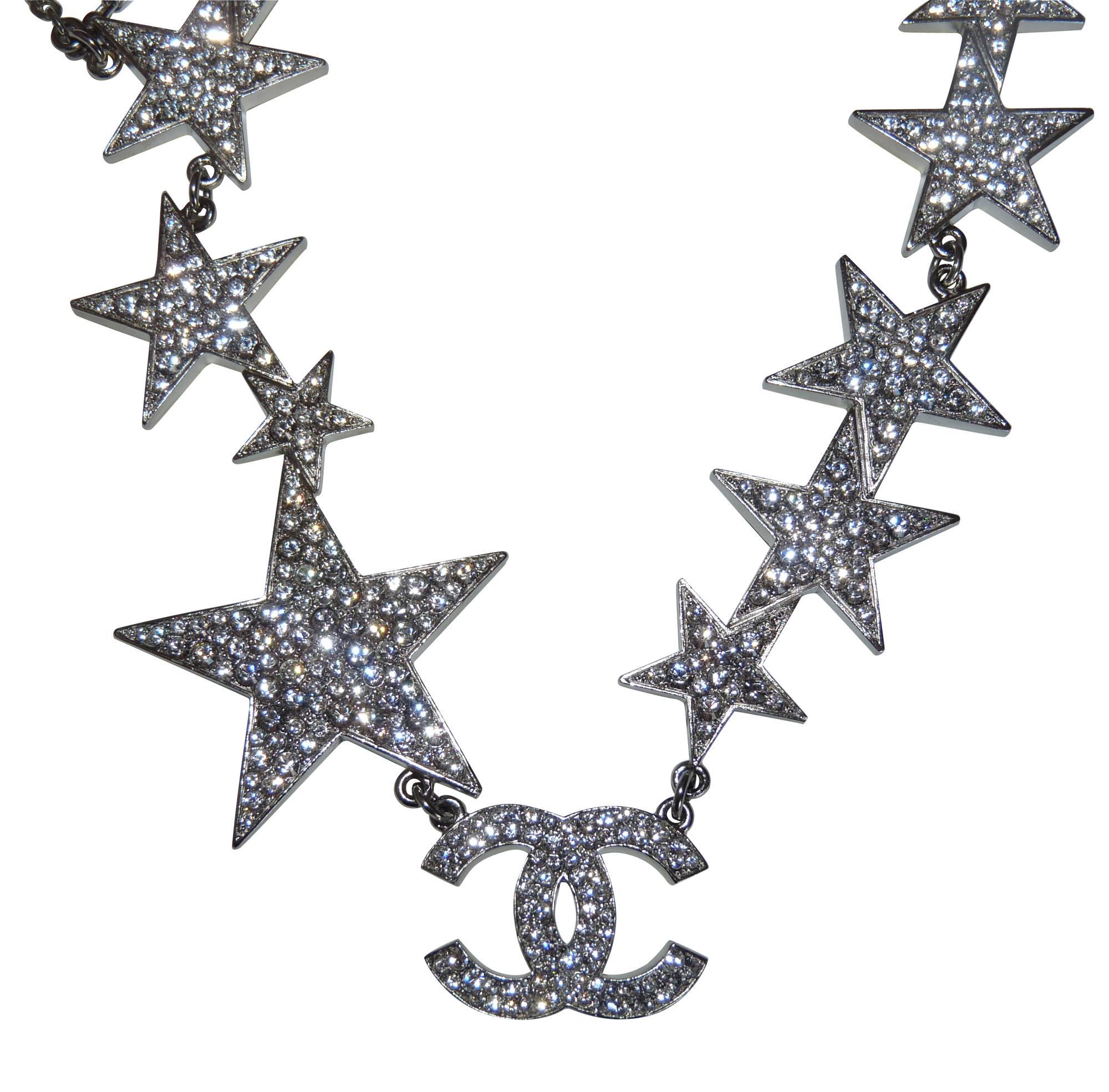 Beautiful Chanel belt in fine silver multi strand metal chains.
Adorned with stars of different sizes and the initials Chanel, it is reversible, stars in rhinestones and the other in silver glitter paste.
Star Diameter 4 - 2.5 - 2 - and 1.5