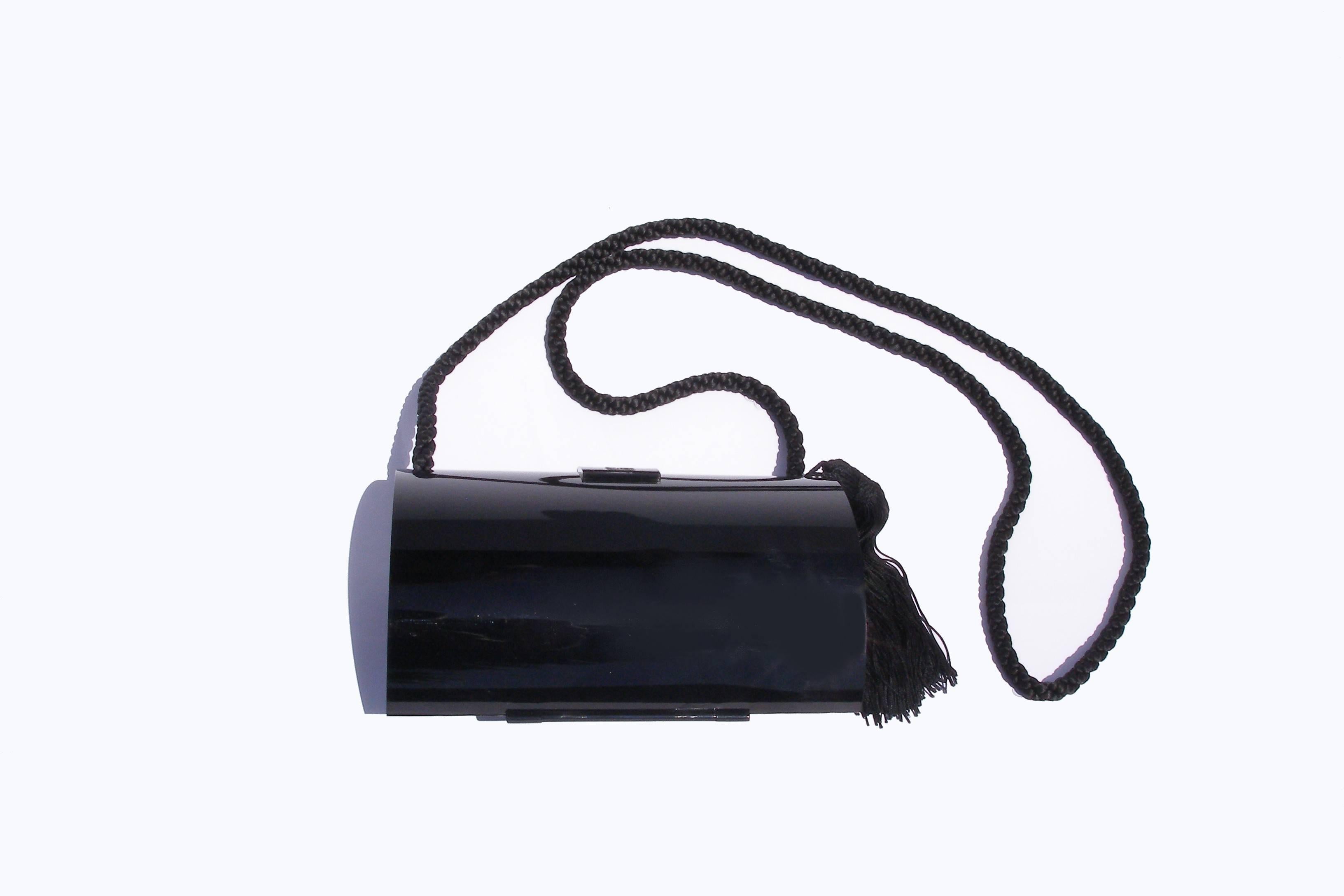 SUBLIME Minaudiére ARPÈGE Vintage Lanvin Made in France
Black Pvc ( bakélite)  and tassel 
Size approx : 20 x 12 x 7 cm 
Long strap approx 130 cm 
it's comes with  Original Lanvin box and dustbag 
Please note : superficial scratches on hard case