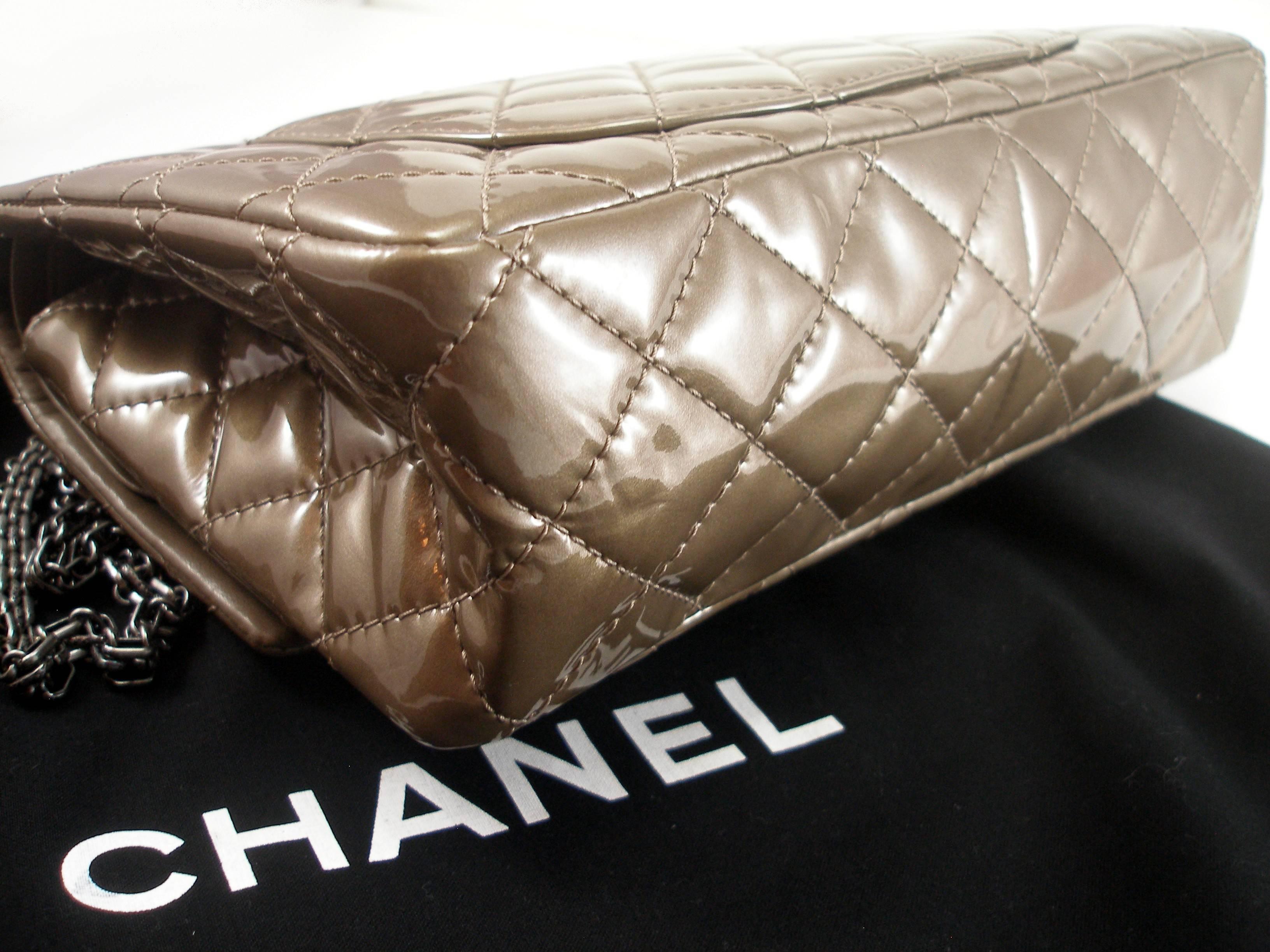 This Authentic Chanel taupe Patent Leather 2.55 Reissue Flap Bag is in good condition. Accented with antique silver hardware, the largest version of the updated classic Chanel is a beautiful piece.

Sleek taupe patent leather is quilted in signature