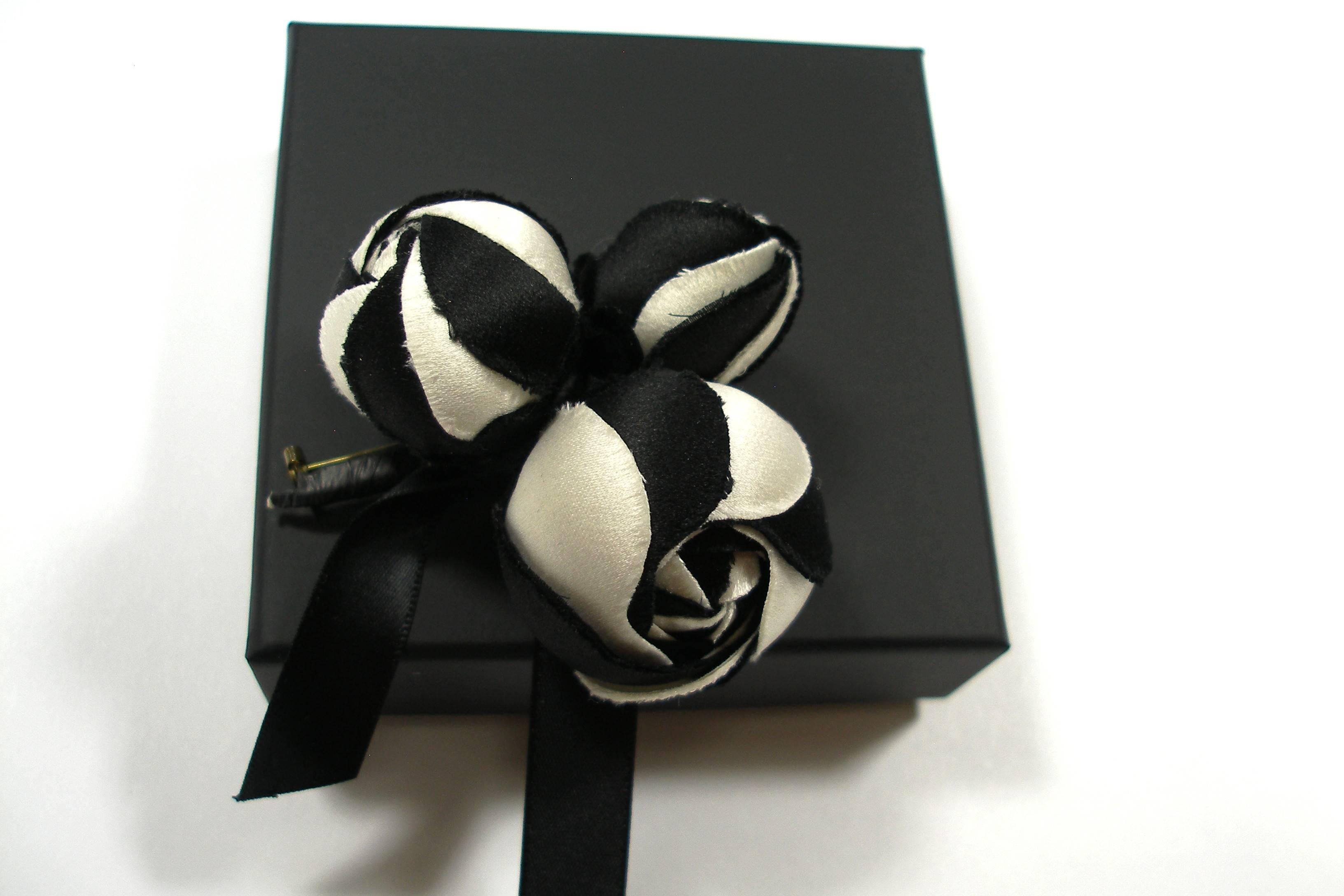 Baroque 1980's Chanel Camellia Flower Black and white silk Brooch / Excellente Condition